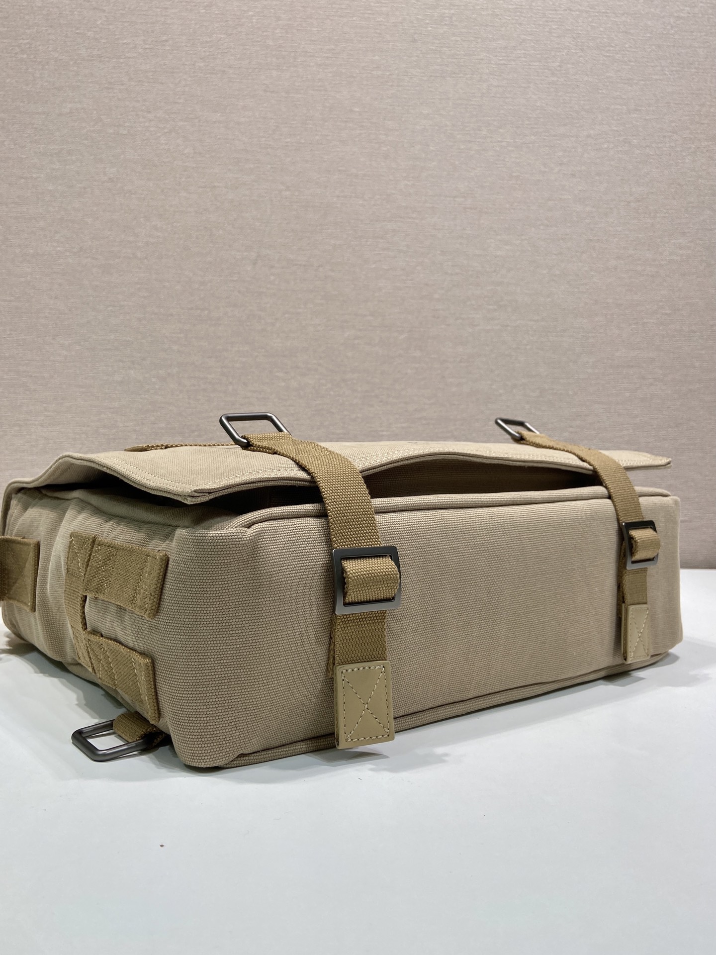 34CM 普拉达 PRADA  邮差手提  斜跨 单肩包  沙漠米色帆布  H0-_2VD085_010_F0F24_V_OOP