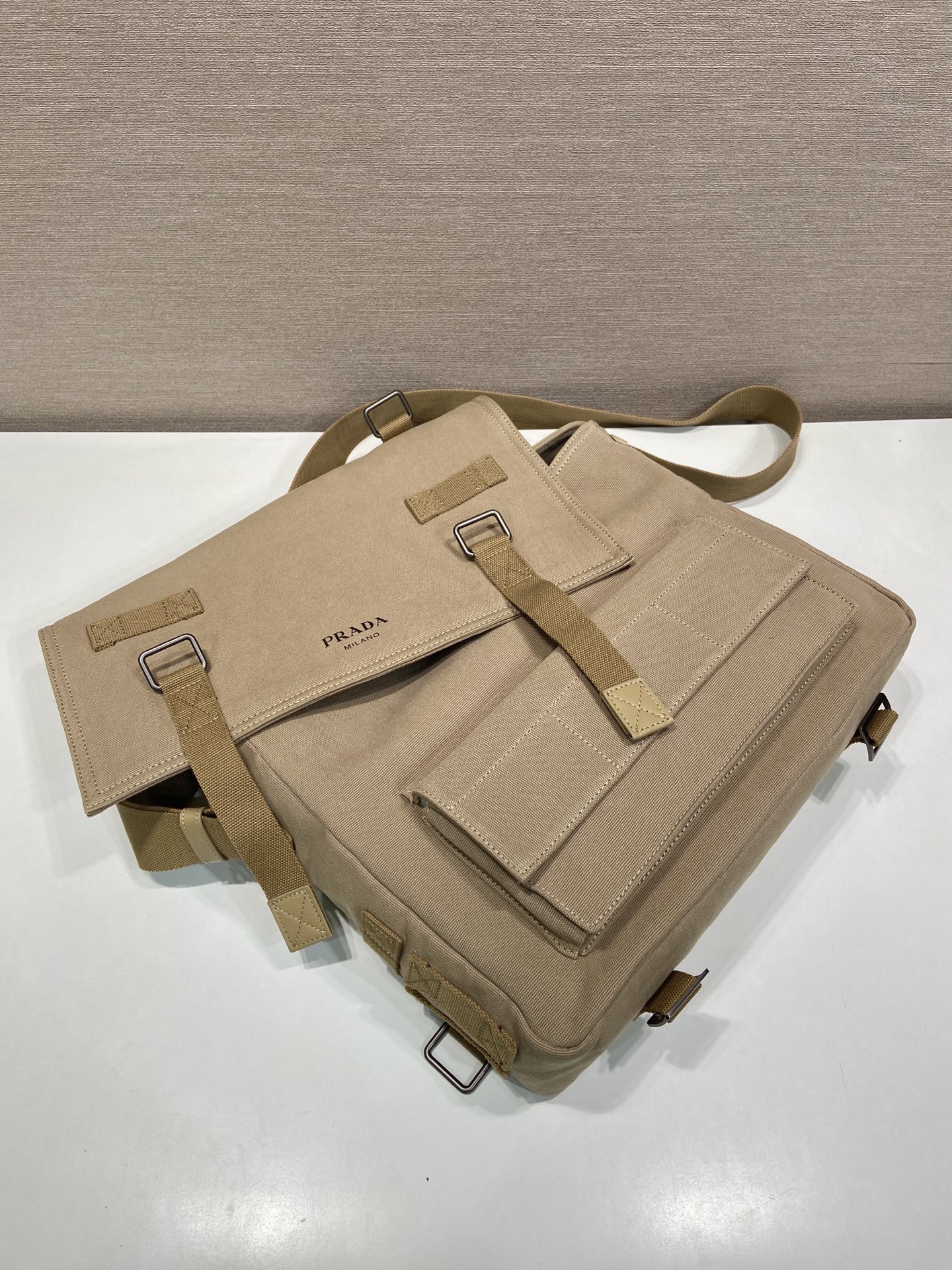 34CM 普拉达 PRADA  邮差手提  斜跨 单肩包  沙漠米色帆布  H0-_2VD085_010_F0F24_V_OOP
