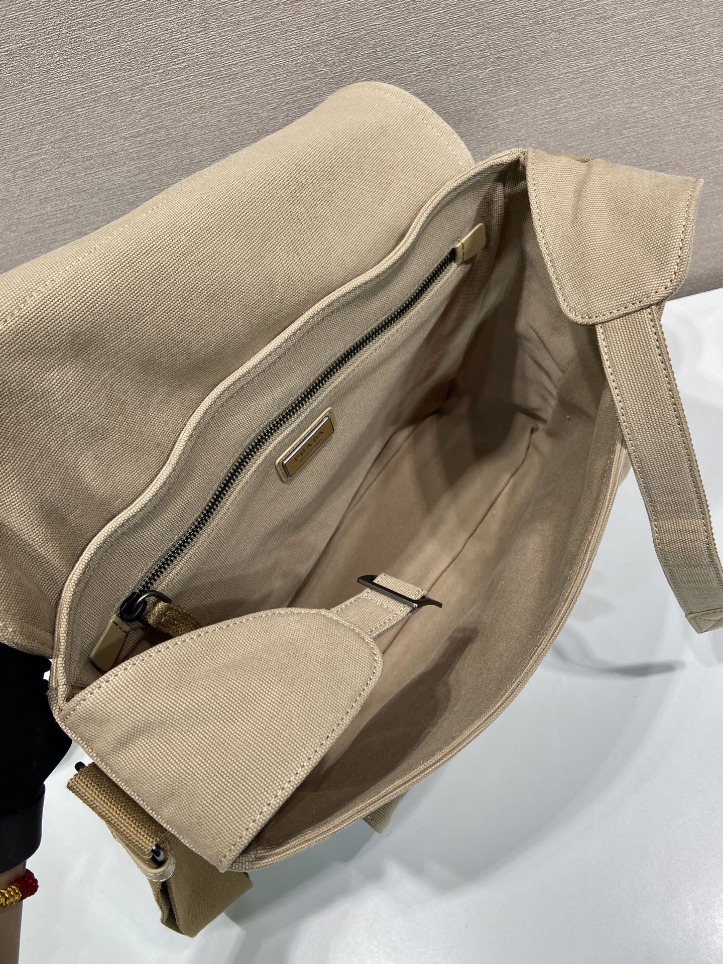 34CM 普拉达 PRADA  邮差手提  斜跨 单肩包  沙漠米色帆布  H0-_2VD085_010_F0F24_V_OOP