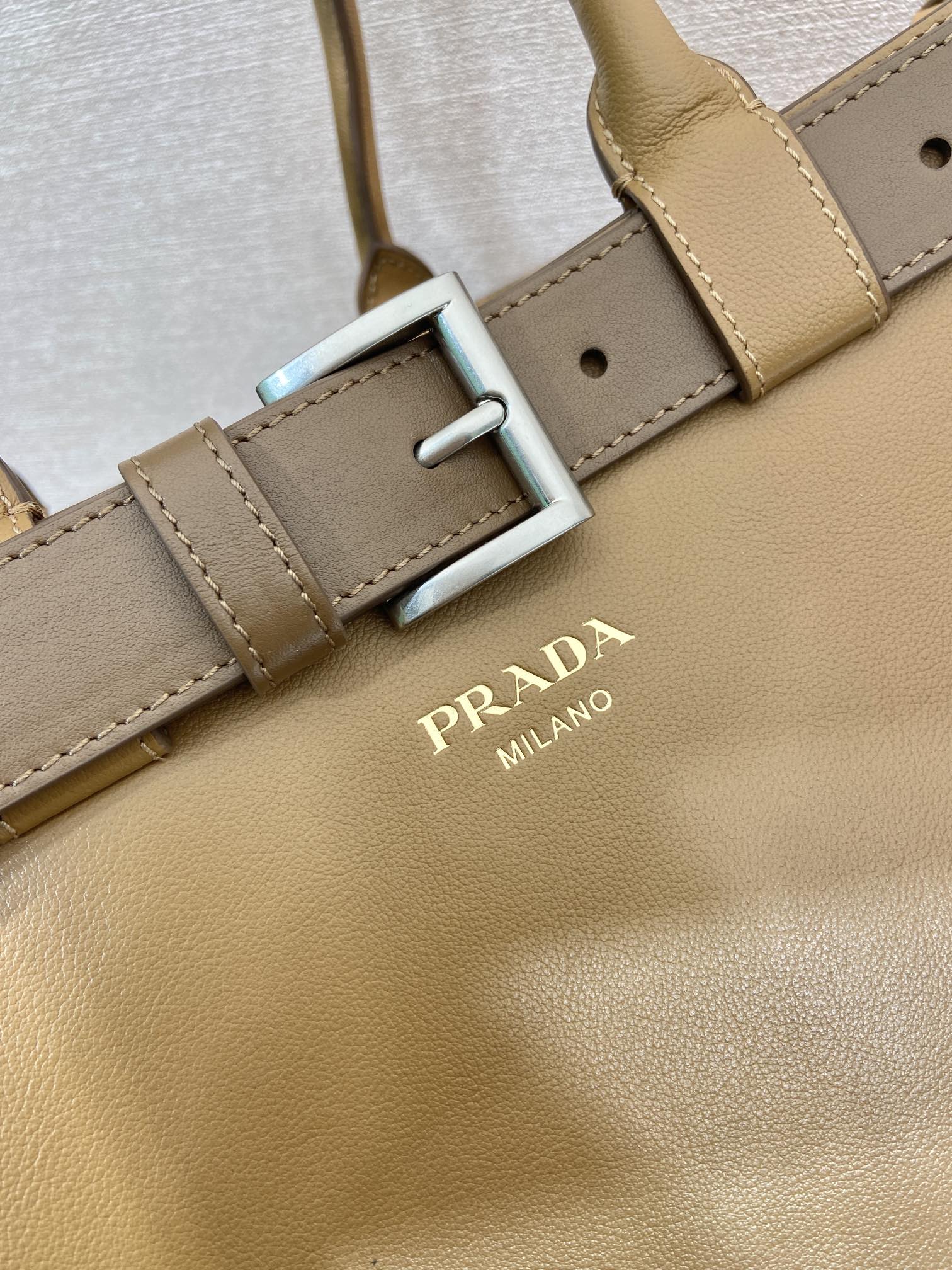 48CM 普拉达 PRADA Buckle 手提 斜跨 单肩包 沙漠黄 粗带 J0-_2VG126 