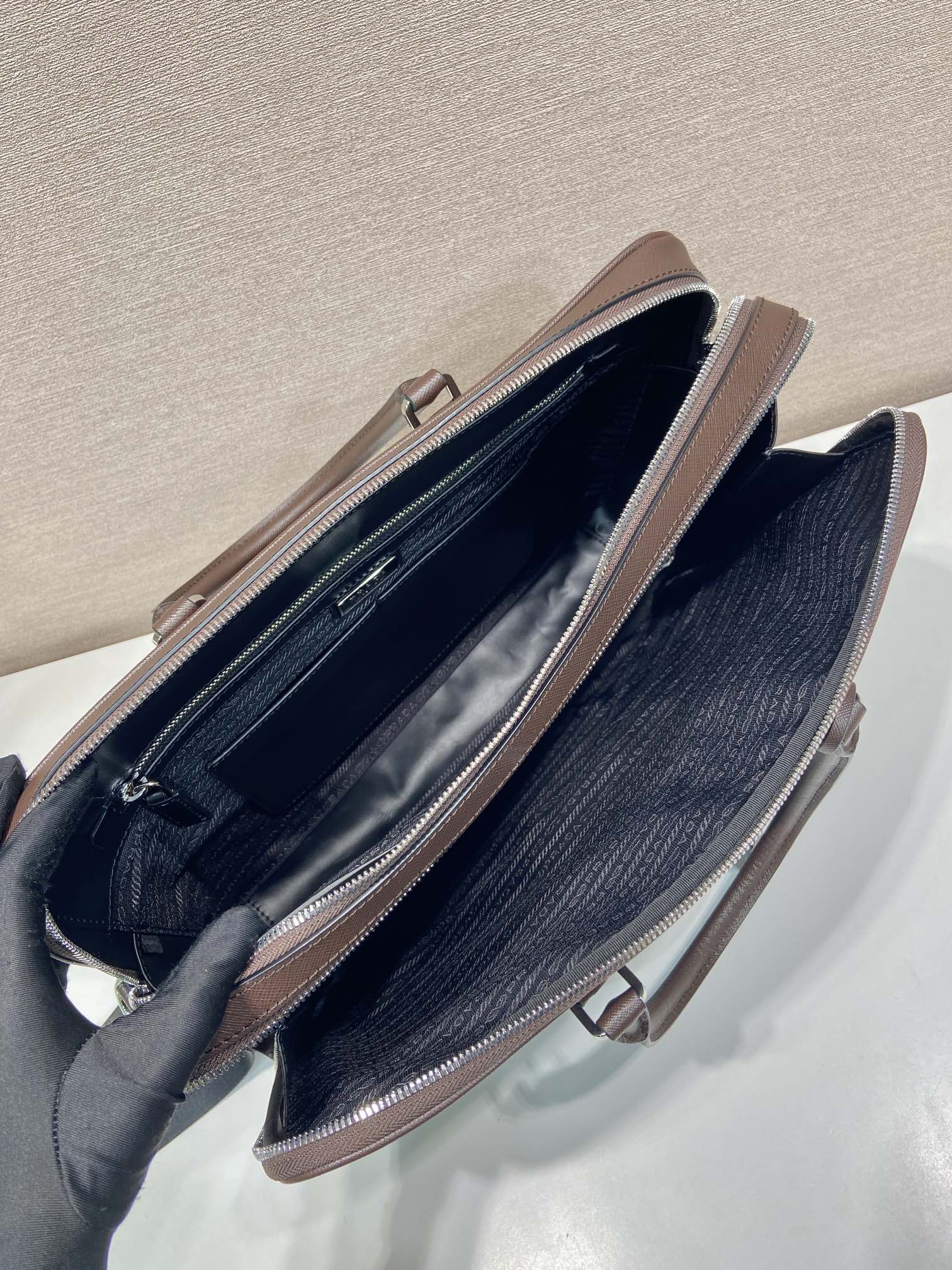 普拉达 PRADA Saffiano 手提公文 斜跨 单肩包 红色十字纹皮 F0-_2VE022 