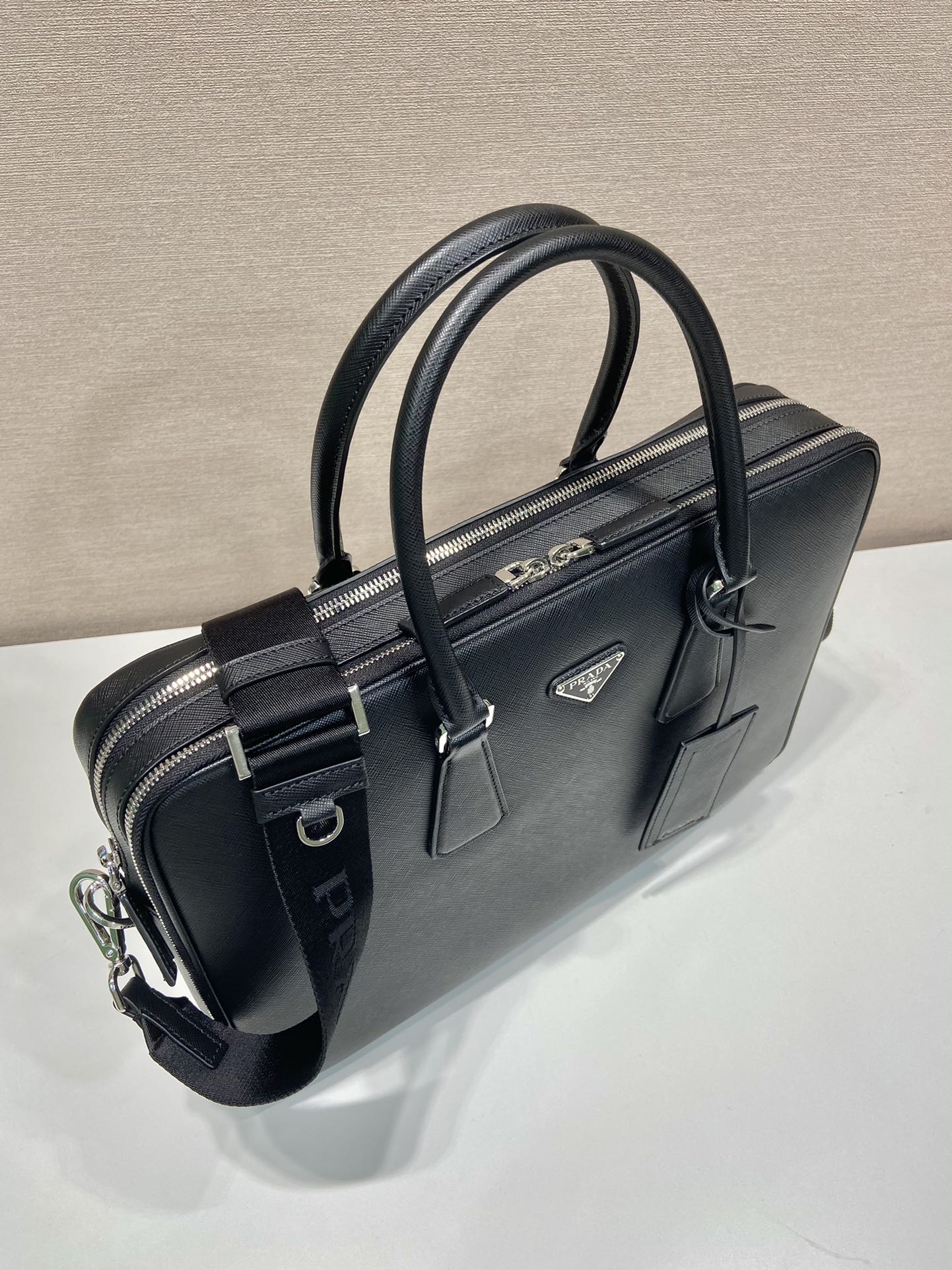 普拉达 PRADA Saffiano 手提公文 斜跨 单肩包  黑色十字纹皮 F0-_2VE022_9Z2_F0002_V_OOO