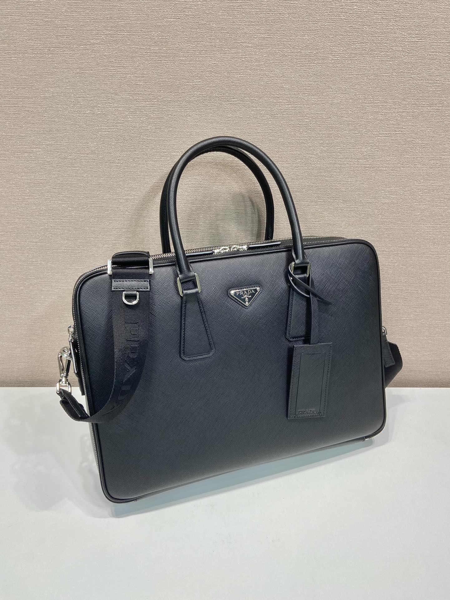 普拉达 PRADA Saffiano 手提公文 斜跨 单肩包  黑色十字纹皮 F0-_2VE022_9Z2_F0002_V_OOO