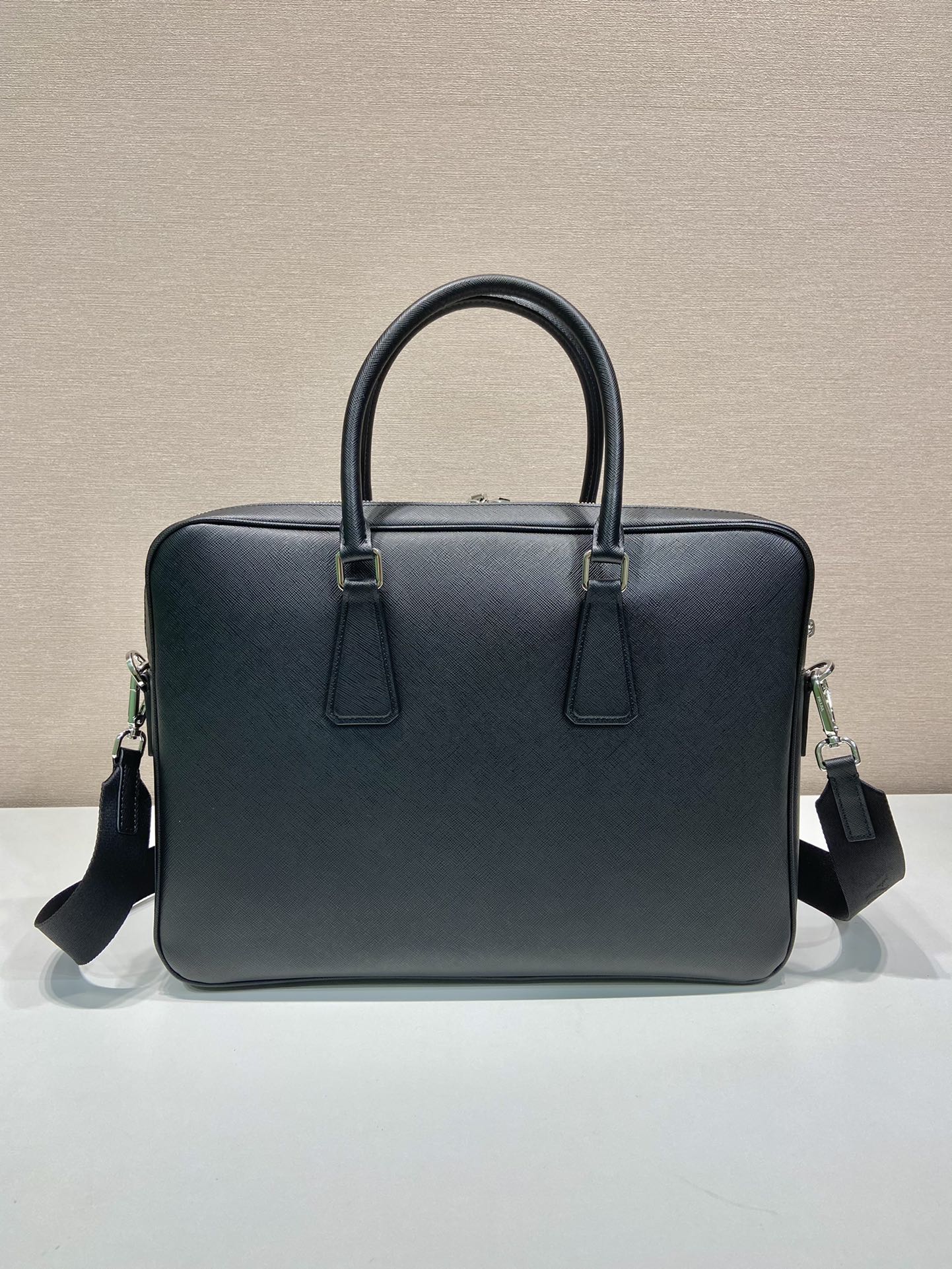 普拉达 PRADA Saffiano 手提公文 斜跨 单肩包  黑色十字纹皮 F0-_2VE022_9Z2_F0002_V_OOO