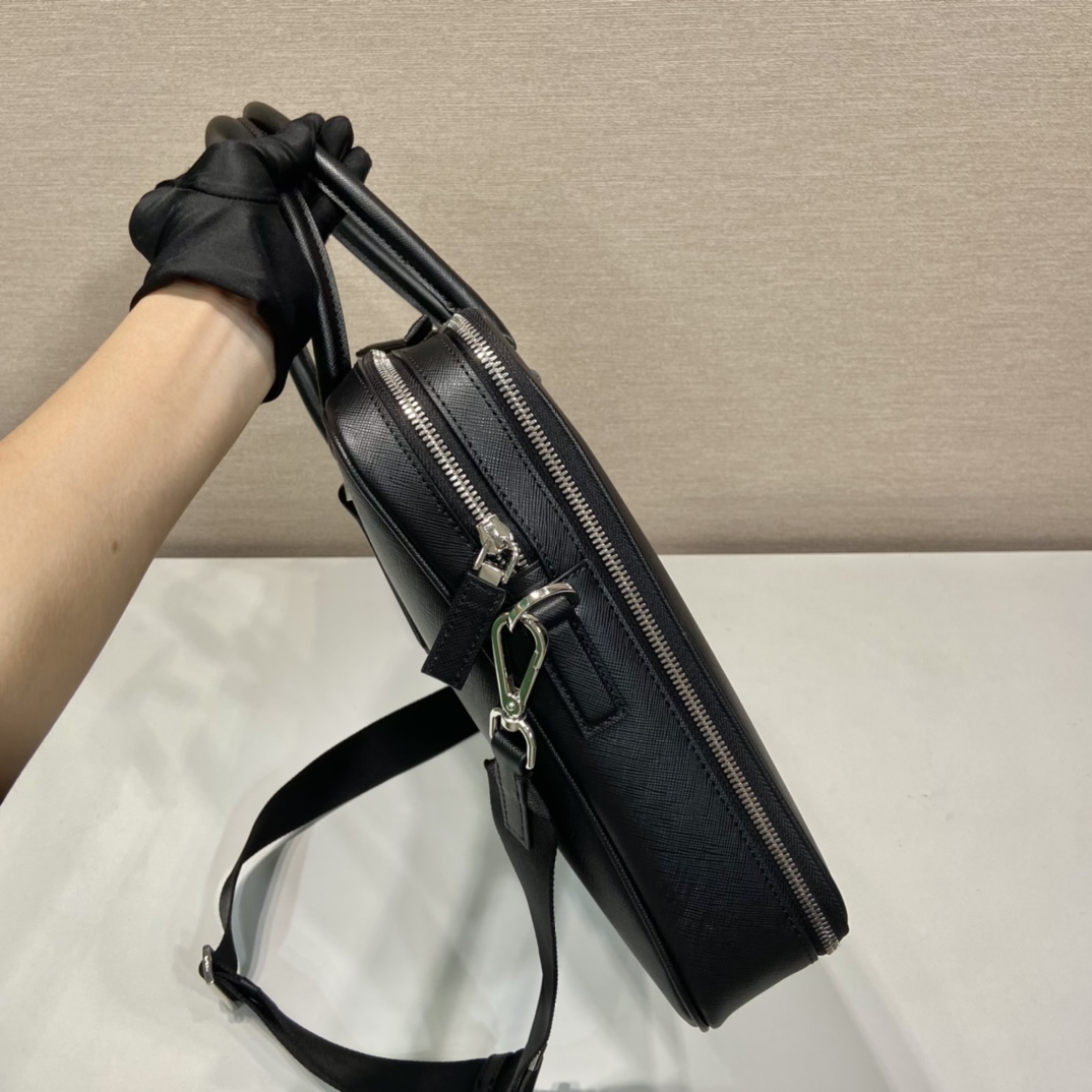 普拉达 PRADA Saffiano 手提公文 斜跨 单肩包  黑色十字纹皮 F0-_2VE022_9Z2_F0002_V_OOO