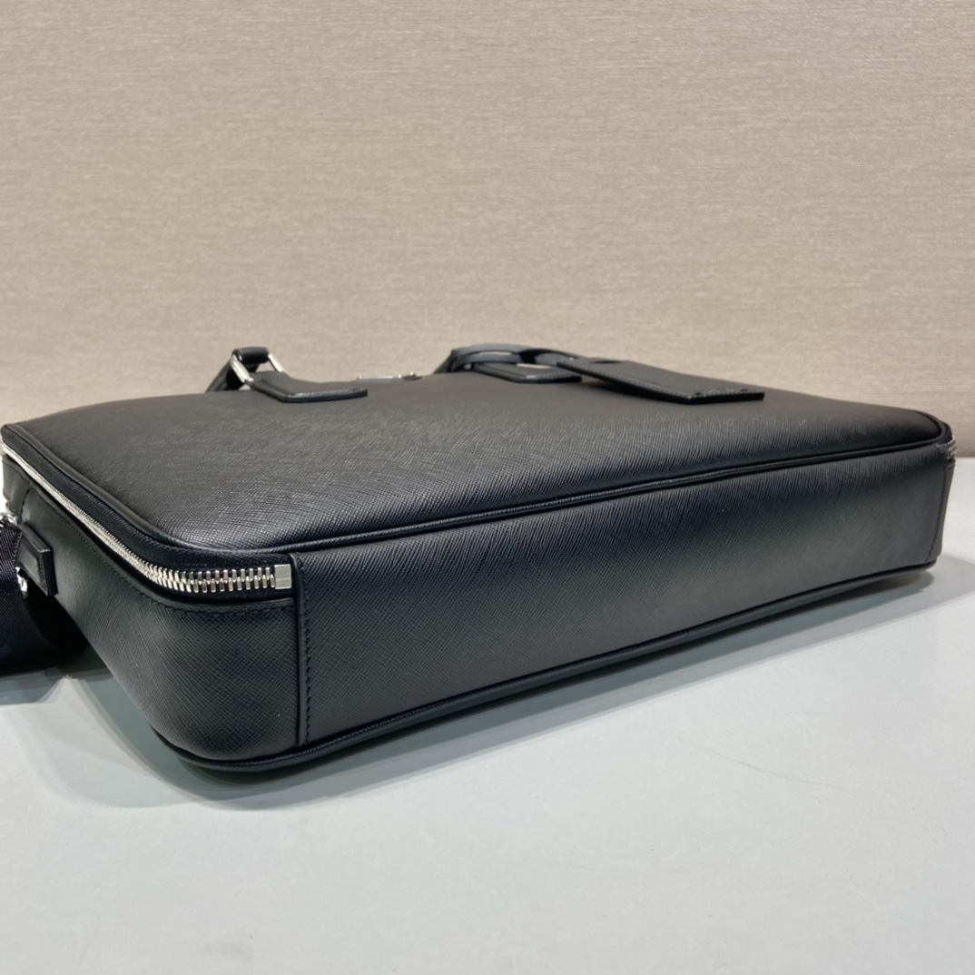 普拉达 PRADA Saffiano 手提公文 斜跨 单肩包  黑色十字纹皮 F0-_2VE022_9Z2_F0002_V_OOO
