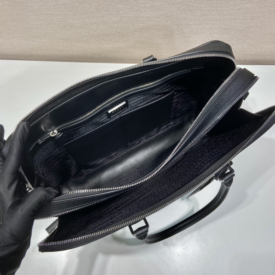 普拉达 PRADA Saffiano 手提公文 斜跨 单肩包  黑色十字纹皮 F0-_2VE022_9Z2_F0002_V_OOO