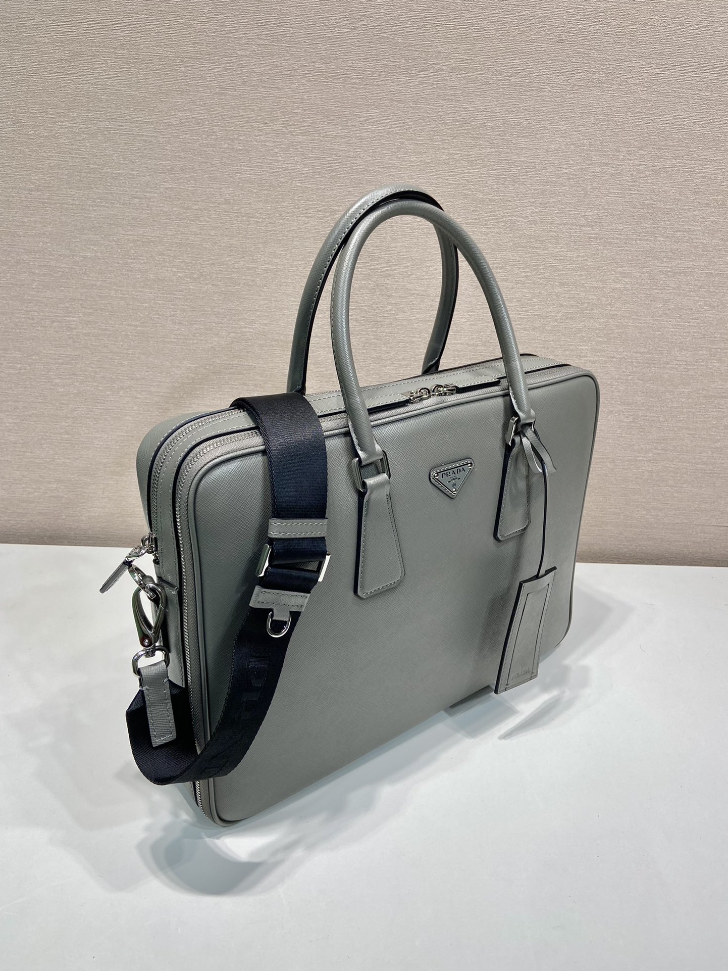 普拉达 PRADA Saffiano 手提公文 斜跨 单肩包 灰色十字纹皮 F0-_2VE022 
