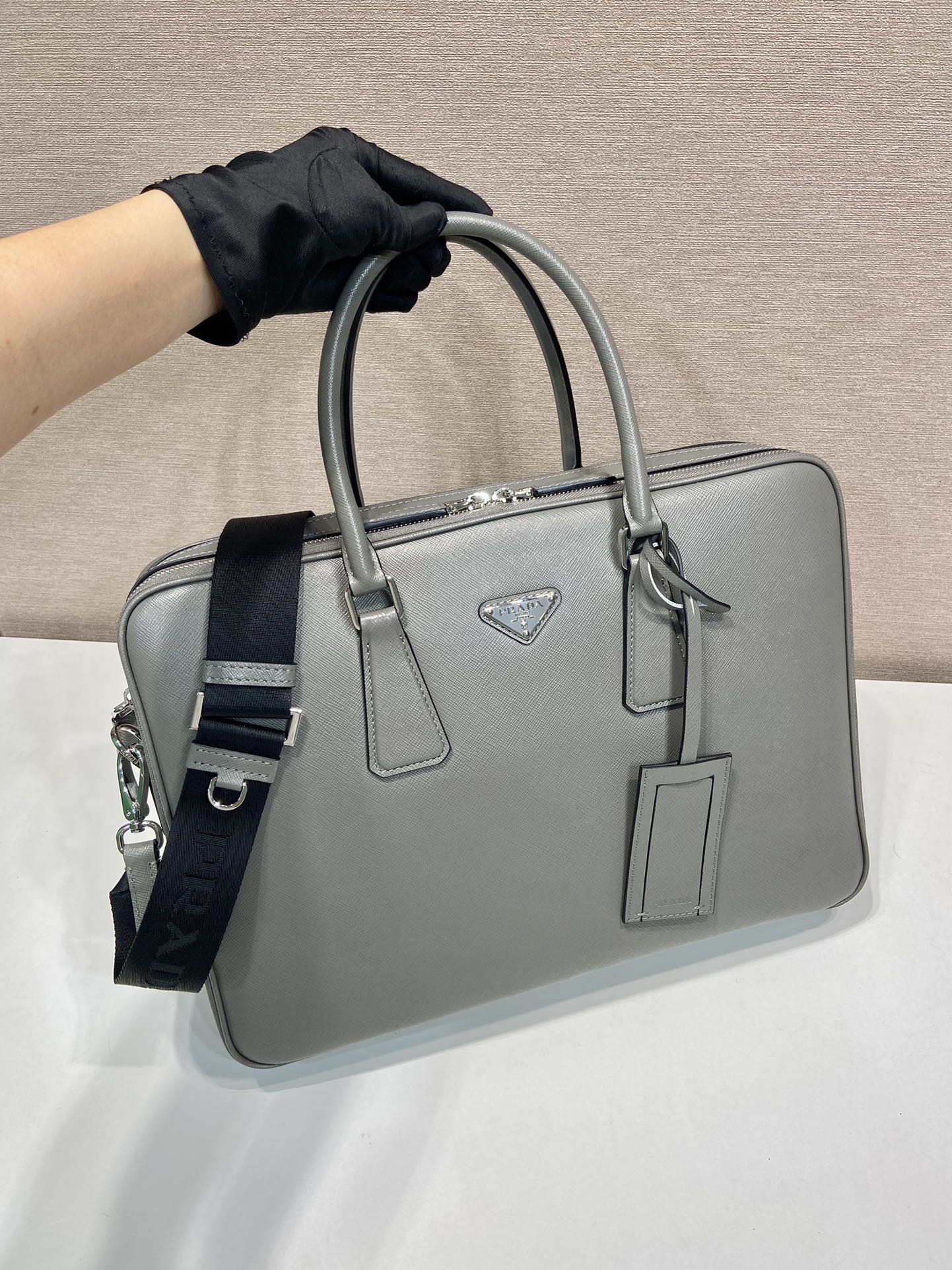 普拉达 PRADA Saffiano 手提公文 斜跨 单肩包 灰色十字纹皮 F0-_2VE022 