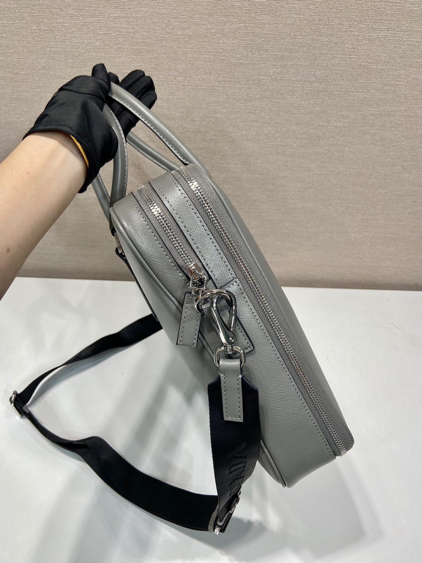 普拉达 PRADA Saffiano 手提公文 斜跨 单肩包 灰色十字纹皮 F0-_2VE022 