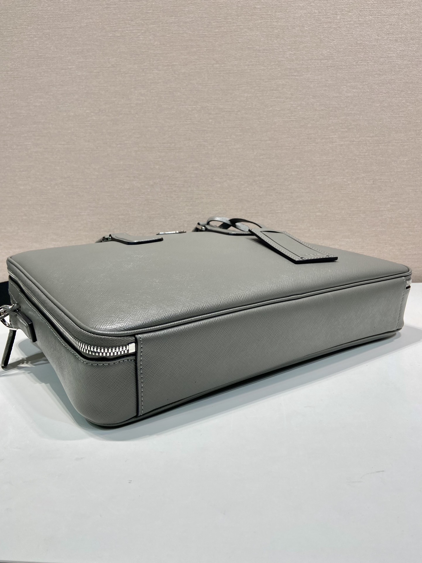 普拉达 PRADA Saffiano 手提公文 斜跨 单肩包 灰色十字纹皮 F0-_2VE022 