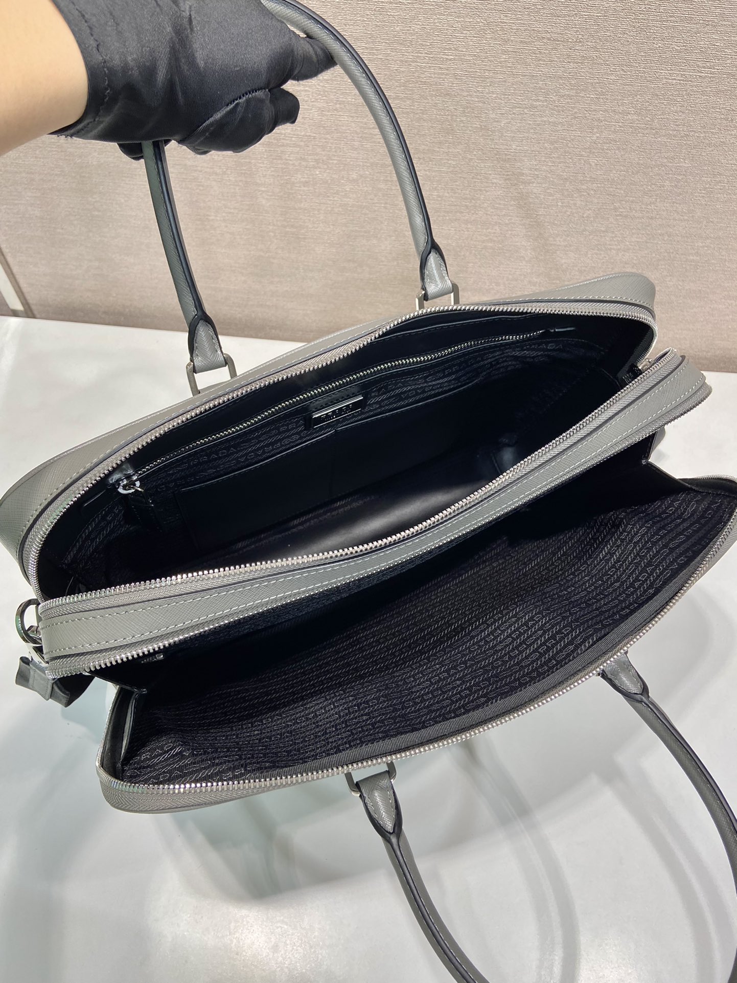 普拉达 PRADA Saffiano 手提公文 斜跨 单肩包 灰色十字纹皮 F0-_2VE022 