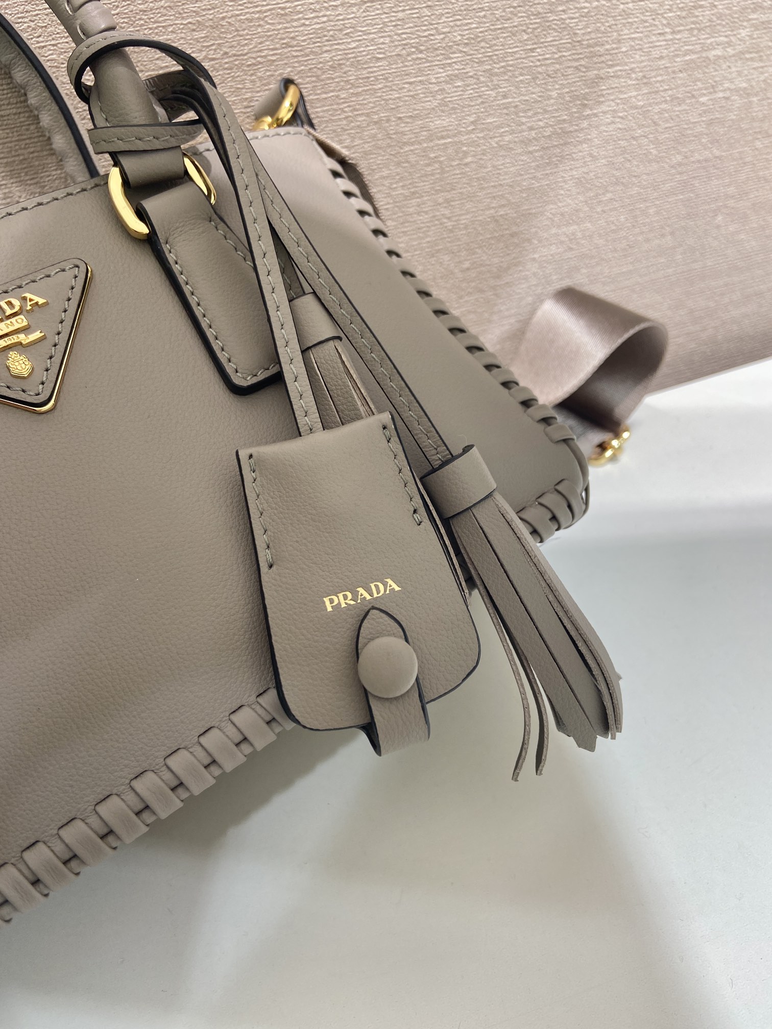 普拉达 PRADA  Galleria  斜跨手提 女包 双肩带 灰色 皮H0-1BA916 