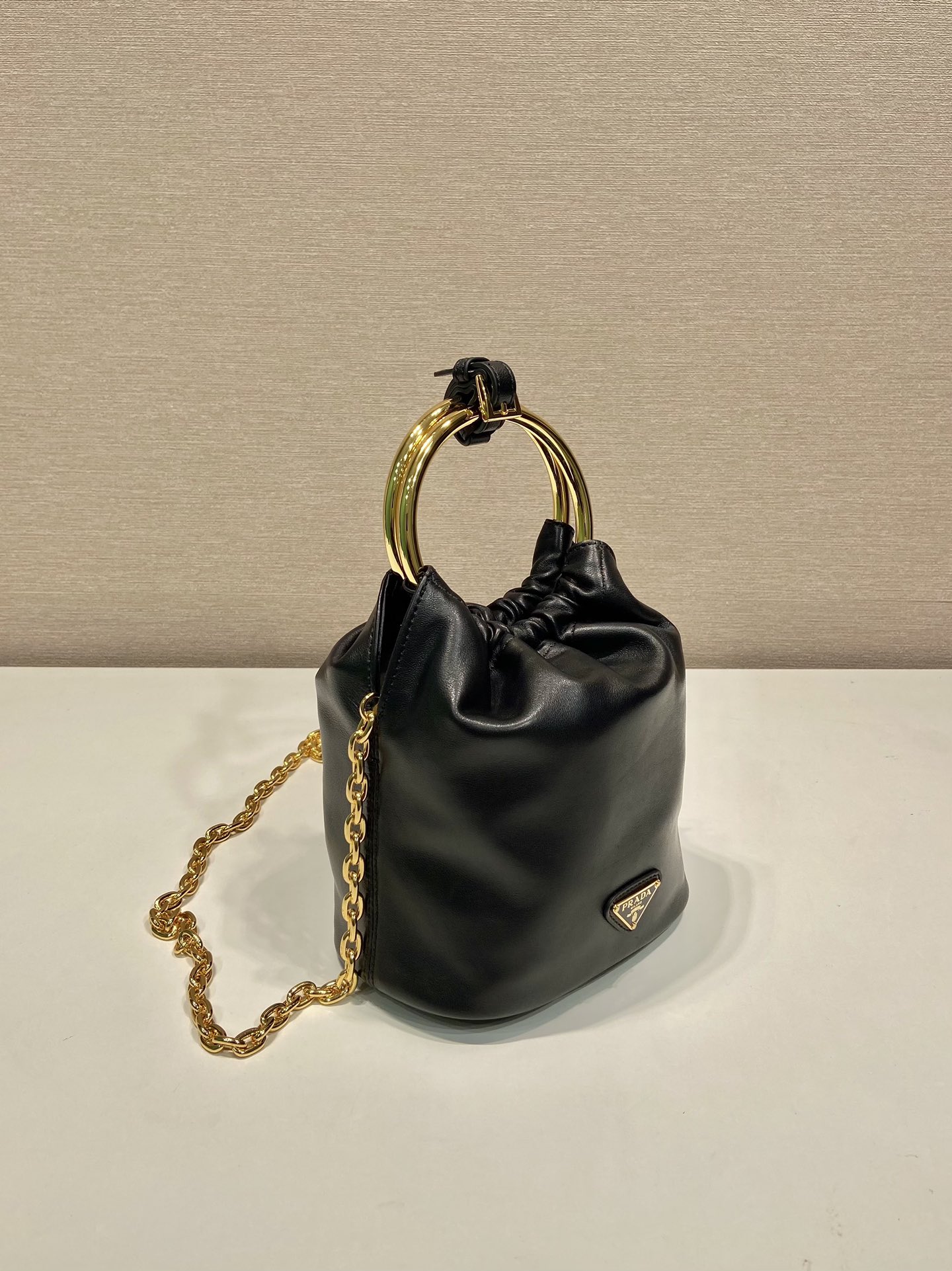 普拉达 PRADA 斜跨手提 水桶 女包  黑色 皮F0-1BC227_2DX8_F0002_V_OOO