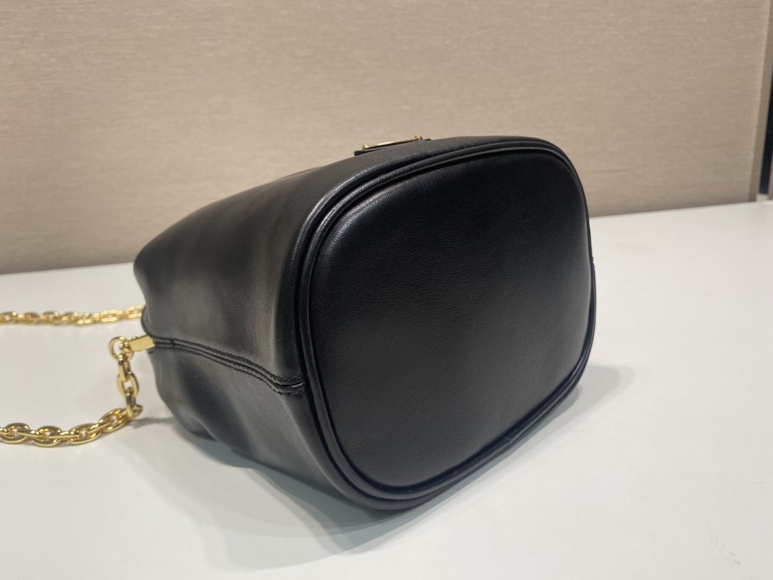 普拉达 PRADA 斜跨手提 水桶 女包  黑色 皮F0-1BC227_2DX8_F0002_V_OOO