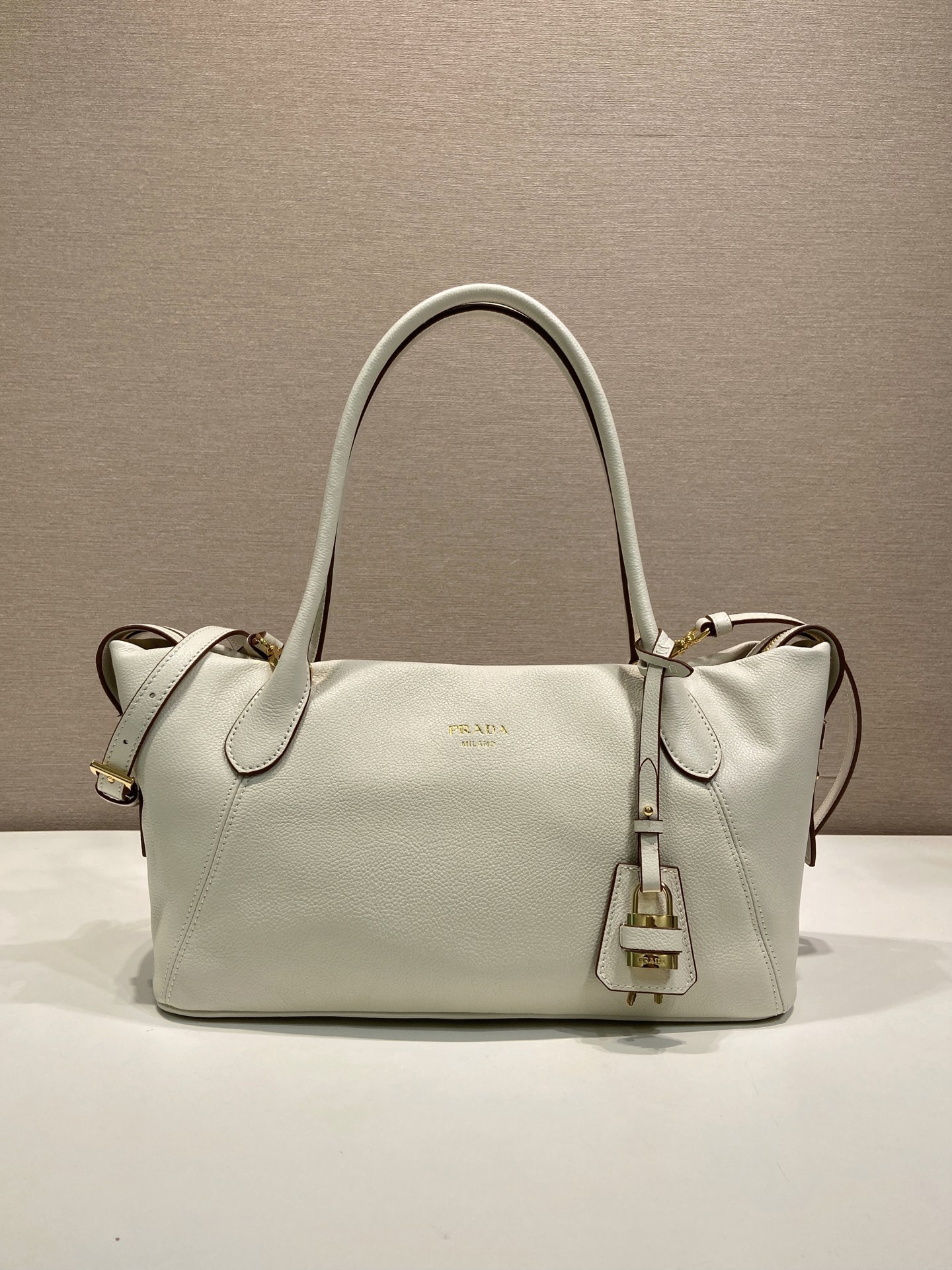 32CM 普拉达 PRADA Ouvert 斜跨手提 tote 女包 白色 皮H0-1BG661_2HF2_F0K74