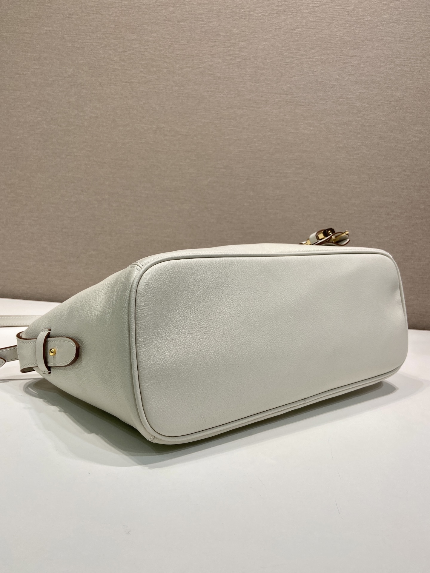 32CM 普拉达 PRADA Ouvert 斜跨手提 tote 女包 白色 皮H0-1BG661_2HF2_F0K74