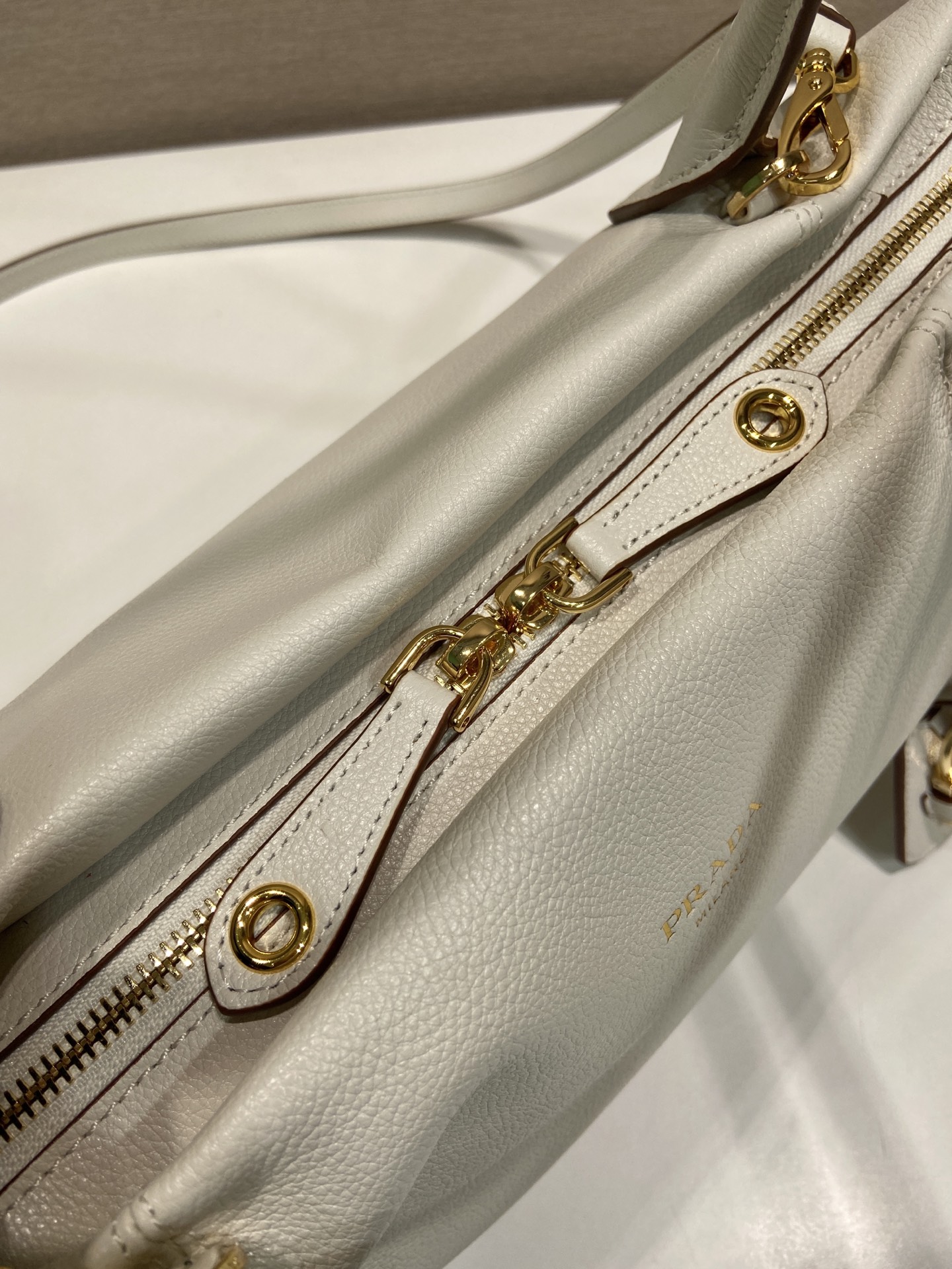 32CM 普拉达 PRADA Ouvert 斜跨手提 tote 女包 白色 皮H0-1BG661_2HF2_F0K74