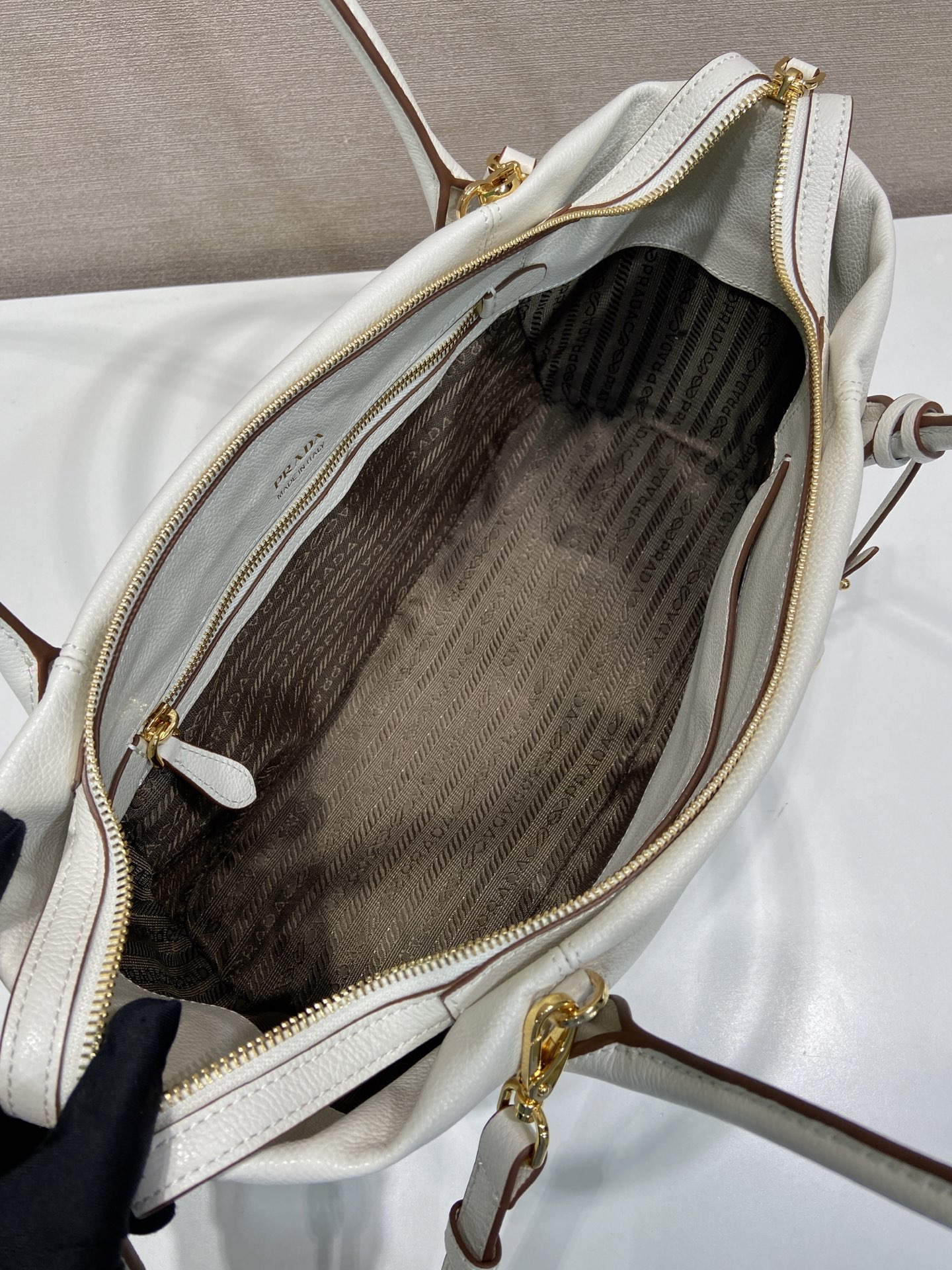 32CM 普拉达 PRADA Ouvert 斜跨手提 tote 女包 白色 皮H0-1BG661_2HF2_F0K74