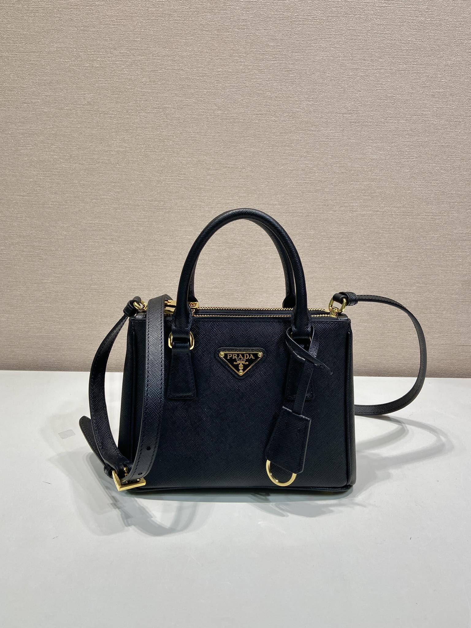 20CM 普拉达 PRADA Galleria 斜跨手提  女包 黑色 十字纹 F0-1BA906_2AO6_F0002_V_EVM