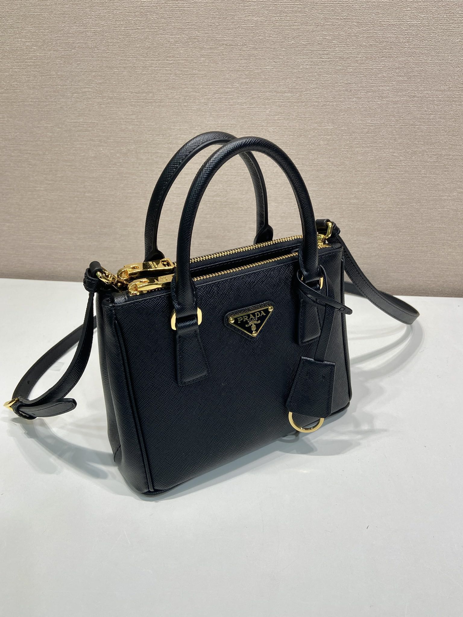 20CM 普拉达 PRADA Galleria 斜跨手提  女包 黑色 十字纹 F0-1BA906_2AO6_F0002_V_EVM