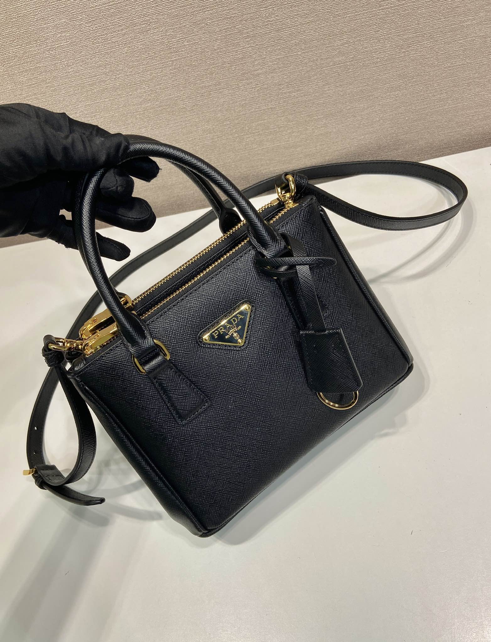 20CM 普拉达 PRADA Galleria 斜跨手提  女包 黑色 十字纹 F0-1BA906_2AO6_F0002_V_EVM