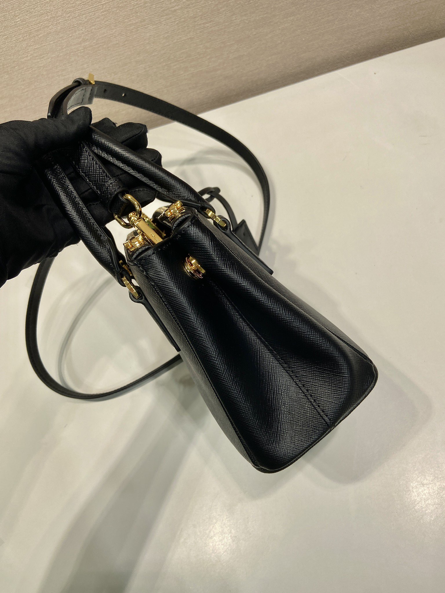 20CM 普拉达 PRADA Galleria 斜跨手提  女包 黑色 十字纹 F0-1BA906_2AO6_F0002_V_EVM