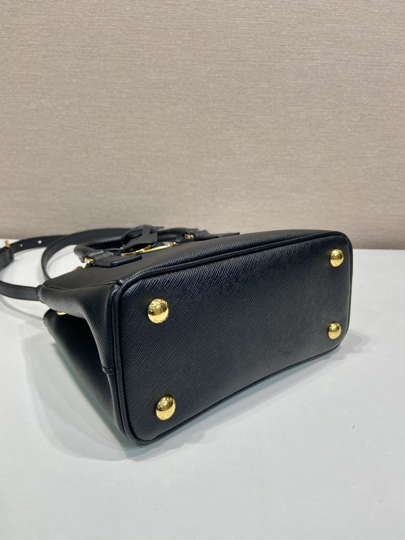20CM 普拉达 PRADA Galleria 斜跨手提  女包 黑色 十字纹 F0-1BA906_2AO6_F0002_V_EVM