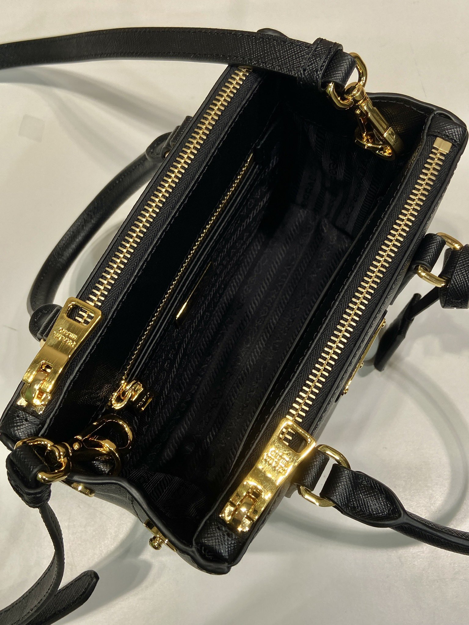 20CM 普拉达 PRADA Galleria 斜跨手提  女包 黑色 十字纹 F0-1BA906_2AO6_F0002_V_EVM