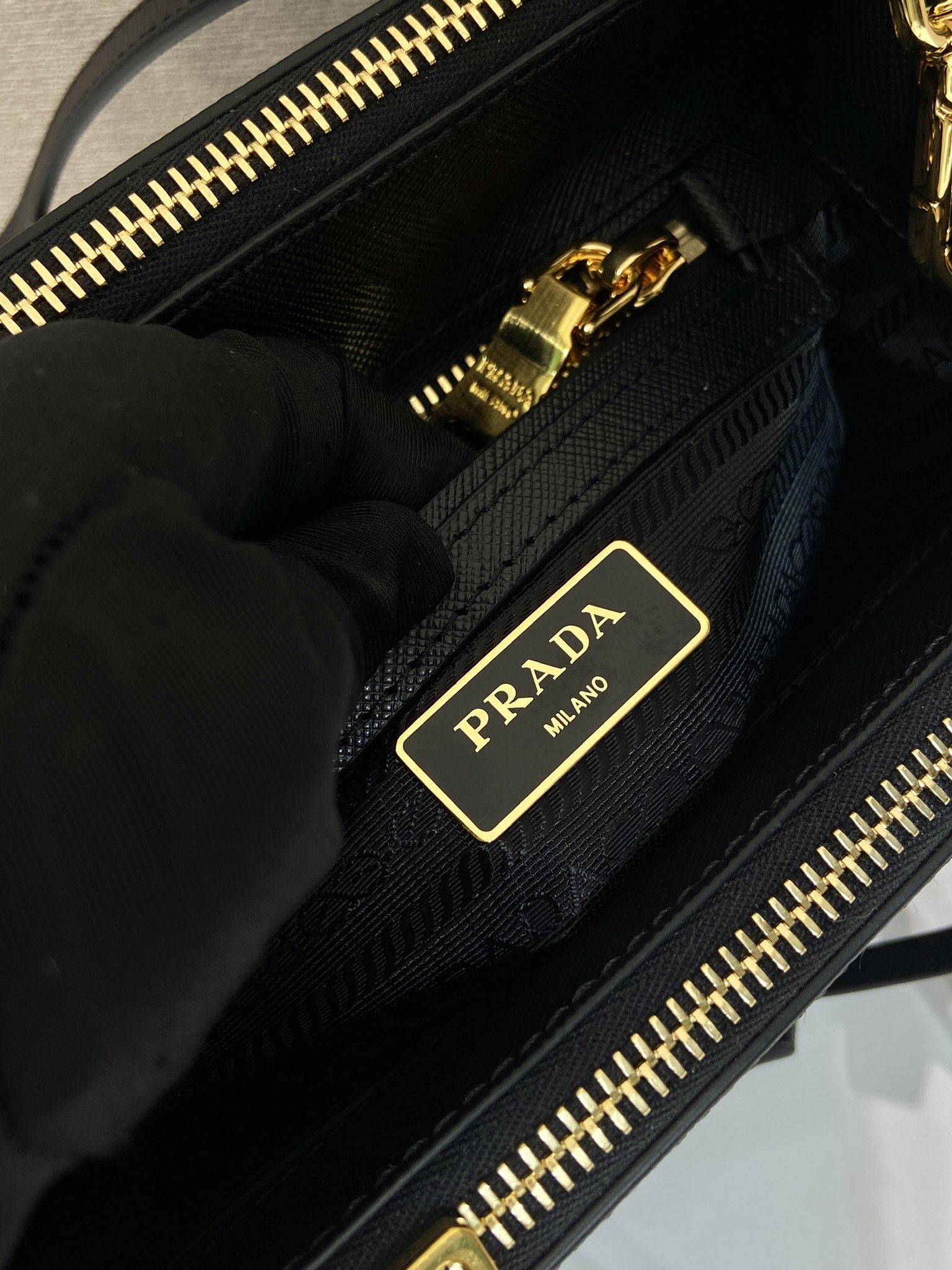20CM 普拉达 PRADA Galleria 斜跨手提  女包 黑色 十字纹 F0-1BA906_2AO6_F0002_V_EVM