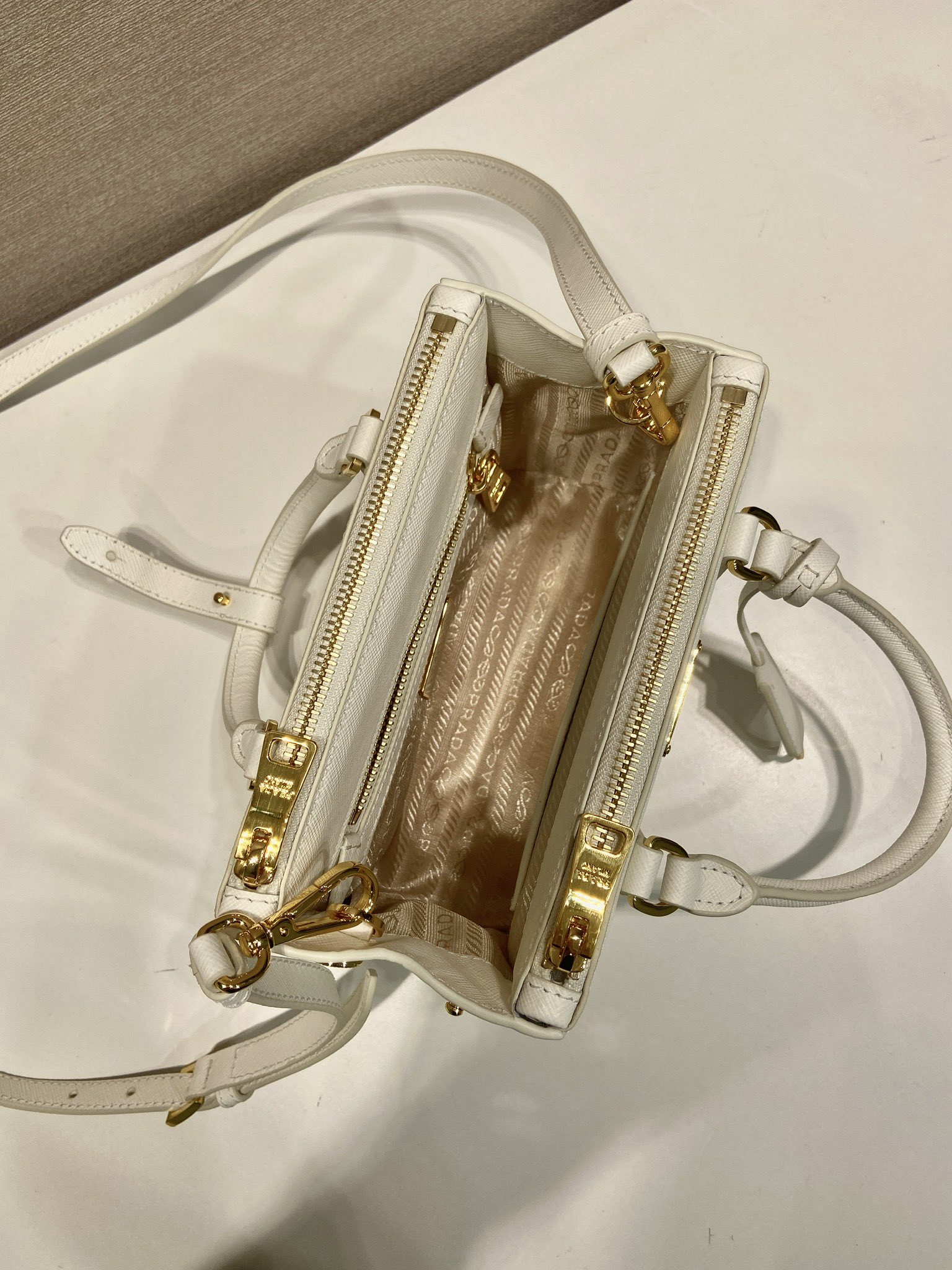 20CM 普拉达 PRADA Galleria 斜跨手提  女包 白色 十字纹 F0-1BA906_2AO6_F0009_V_EVM