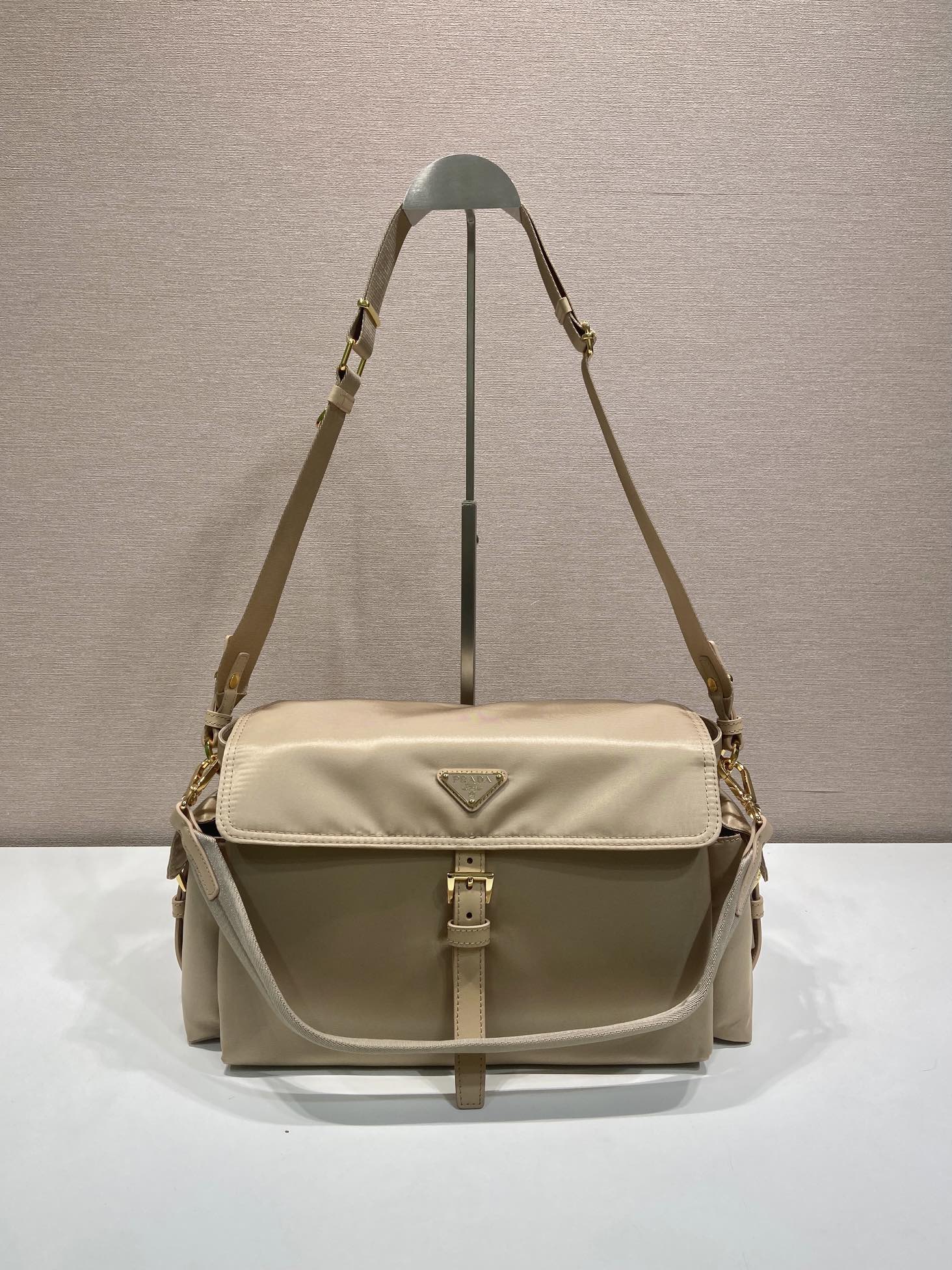 37CM 普拉达 PRADA Explore Re-Nyloni 邮差斜跨手提 女包 卡其尼龙  H0-1BD391 