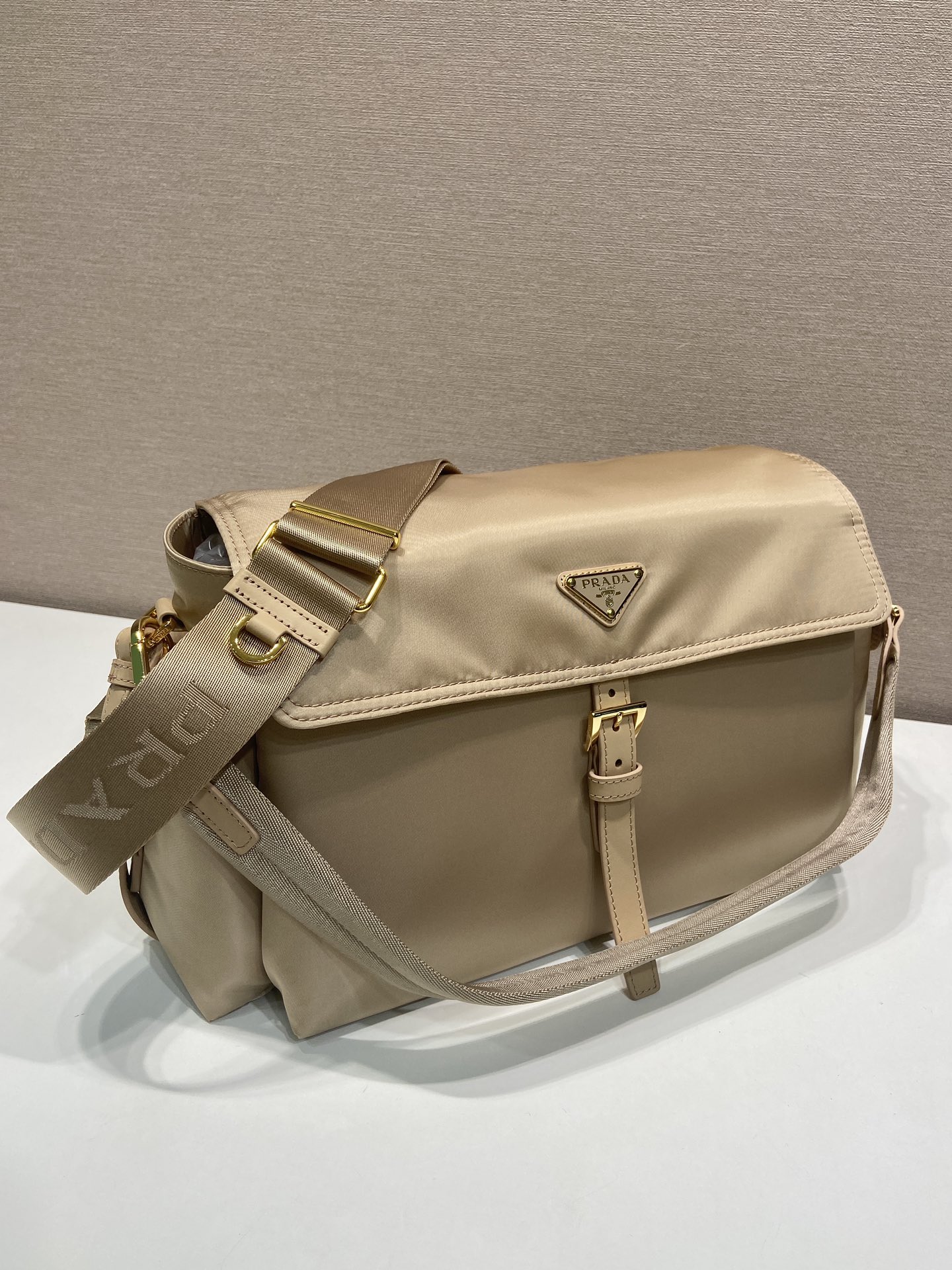 37CM 普拉达 PRADA Explore Re-Nyloni 邮差斜跨手提 女包 卡其尼龙  H0-1BD391 