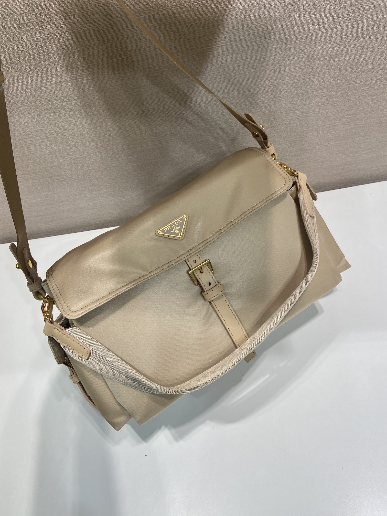 37CM 普拉达 PRADA Explore Re-Nyloni 邮差斜跨手提 女包 卡其尼龙  H0-1BD391 