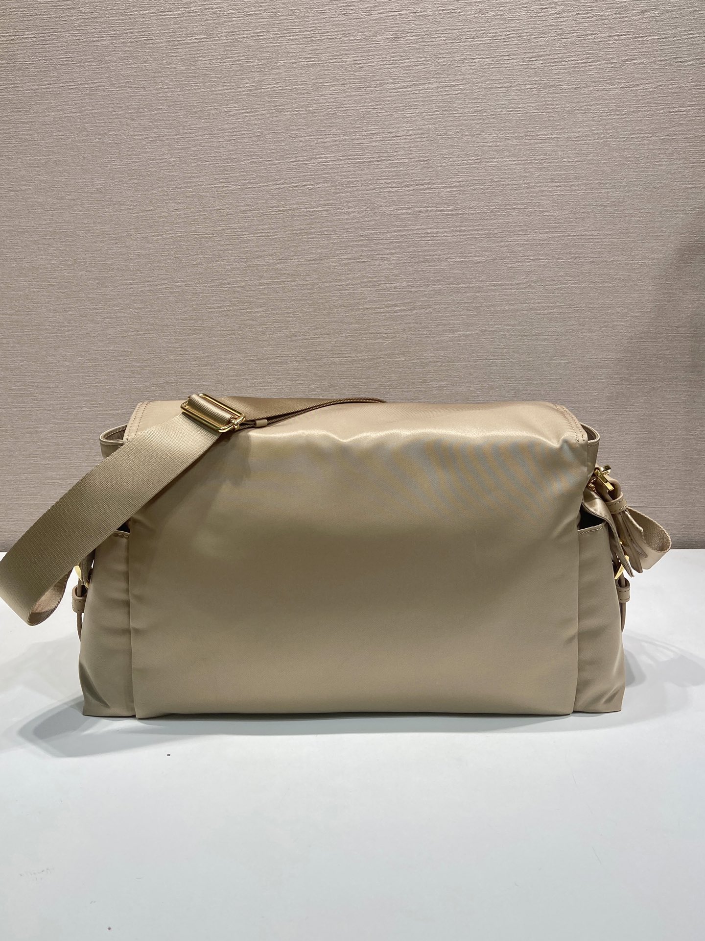 37CM 普拉达 PRADA Explore Re-Nyloni 邮差斜跨手提 女包 卡其尼龙  H0-1BD391 