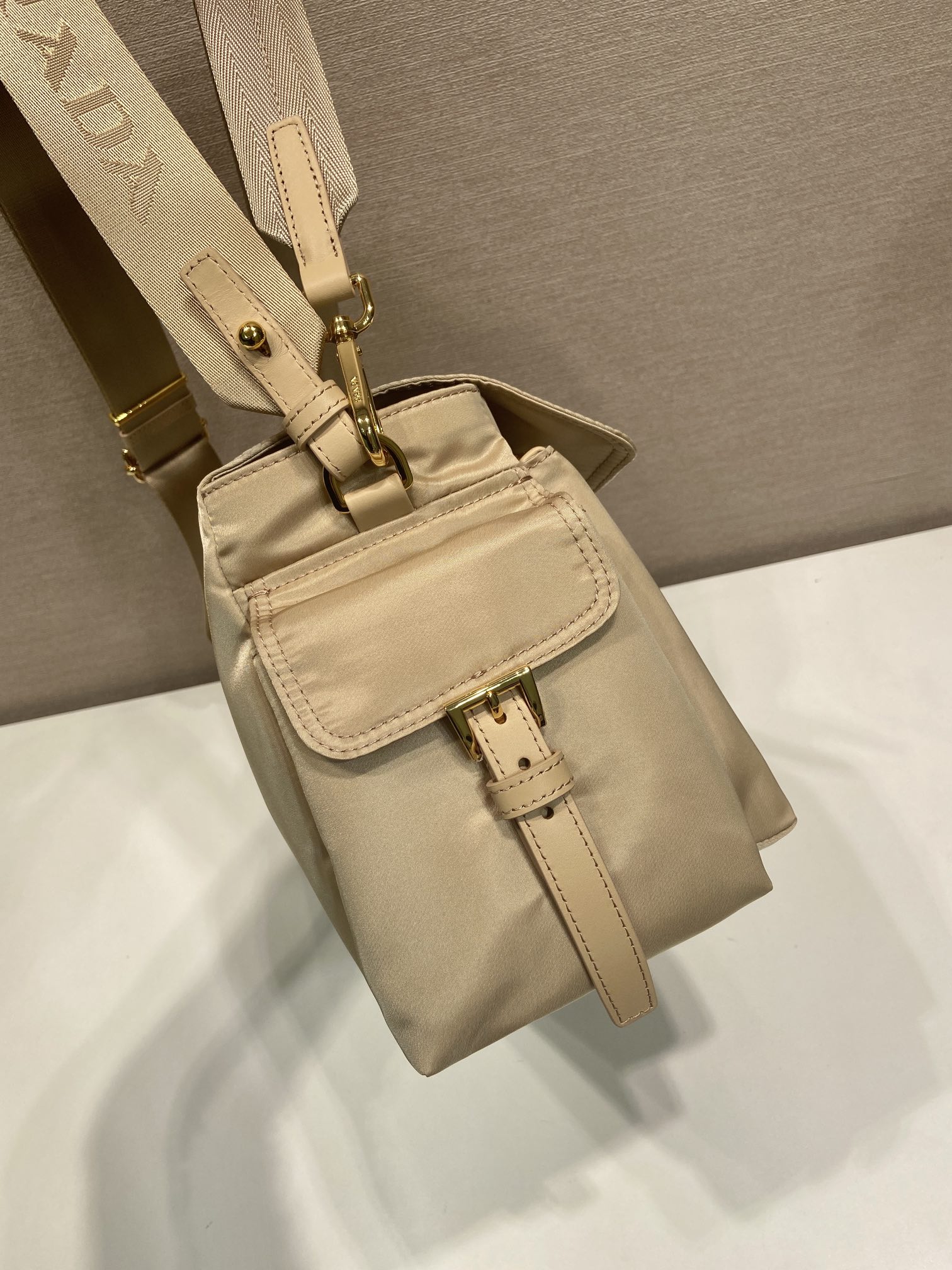 37CM 普拉达 PRADA Explore Re-Nyloni 邮差斜跨手提 女包 卡其尼龙  H0-1BD391 