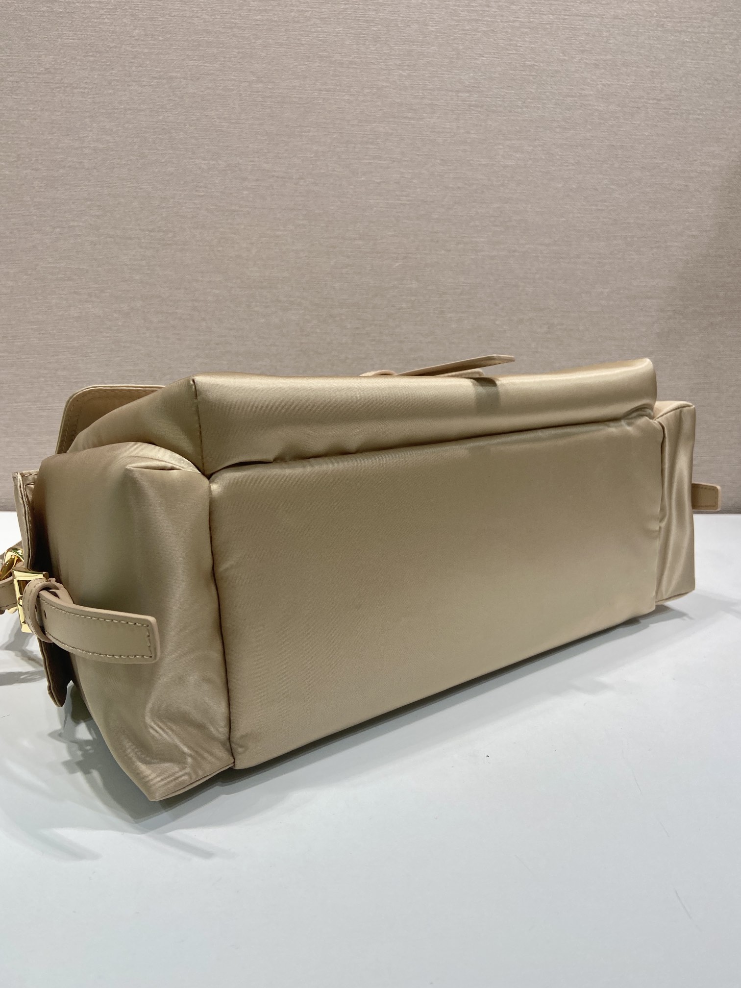 37CM 普拉达 PRADA Explore Re-Nyloni 邮差斜跨手提 女包 卡其尼龙  H0-1BD391 