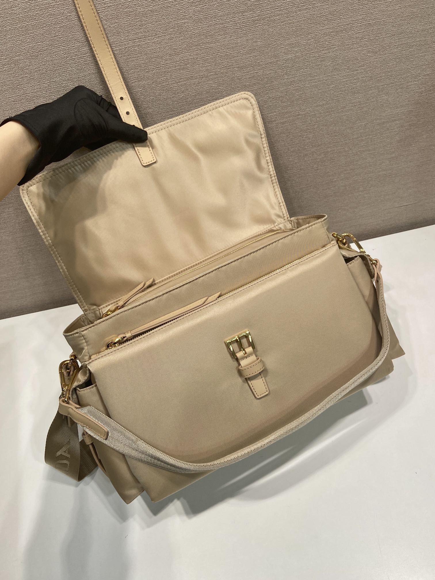 37CM 普拉达 PRADA Explore Re-Nyloni 邮差斜跨手提 女包 卡其尼龙  H0-1BD391 