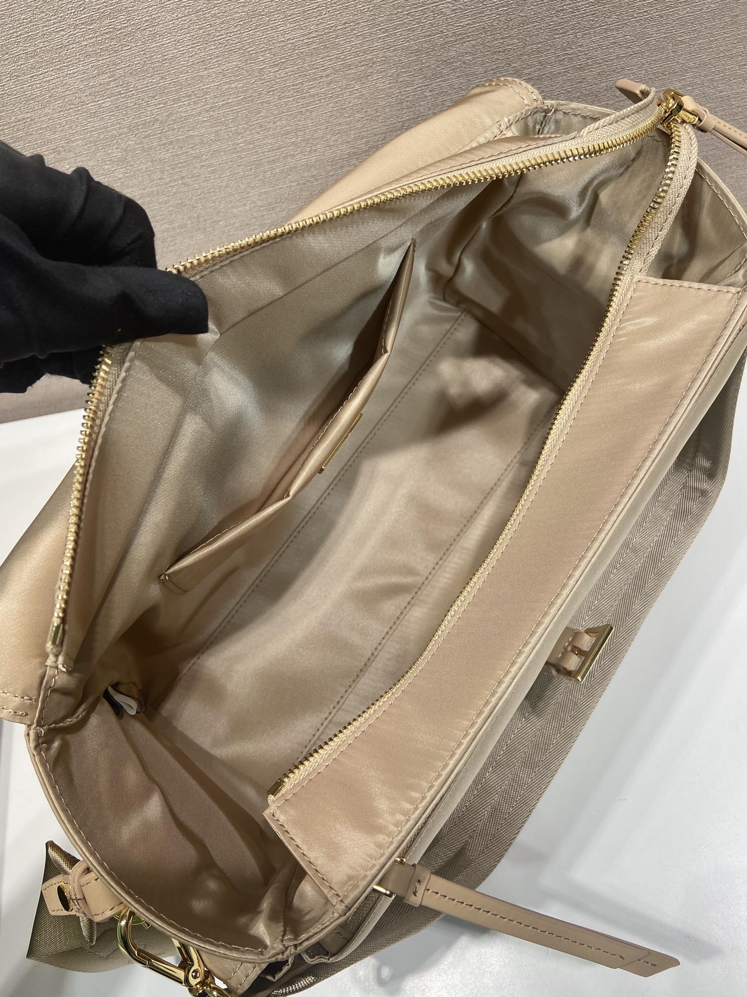37CM 普拉达 PRADA Explore Re-Nyloni 邮差斜跨手提 女包 卡其尼龙  H0-1BD391 