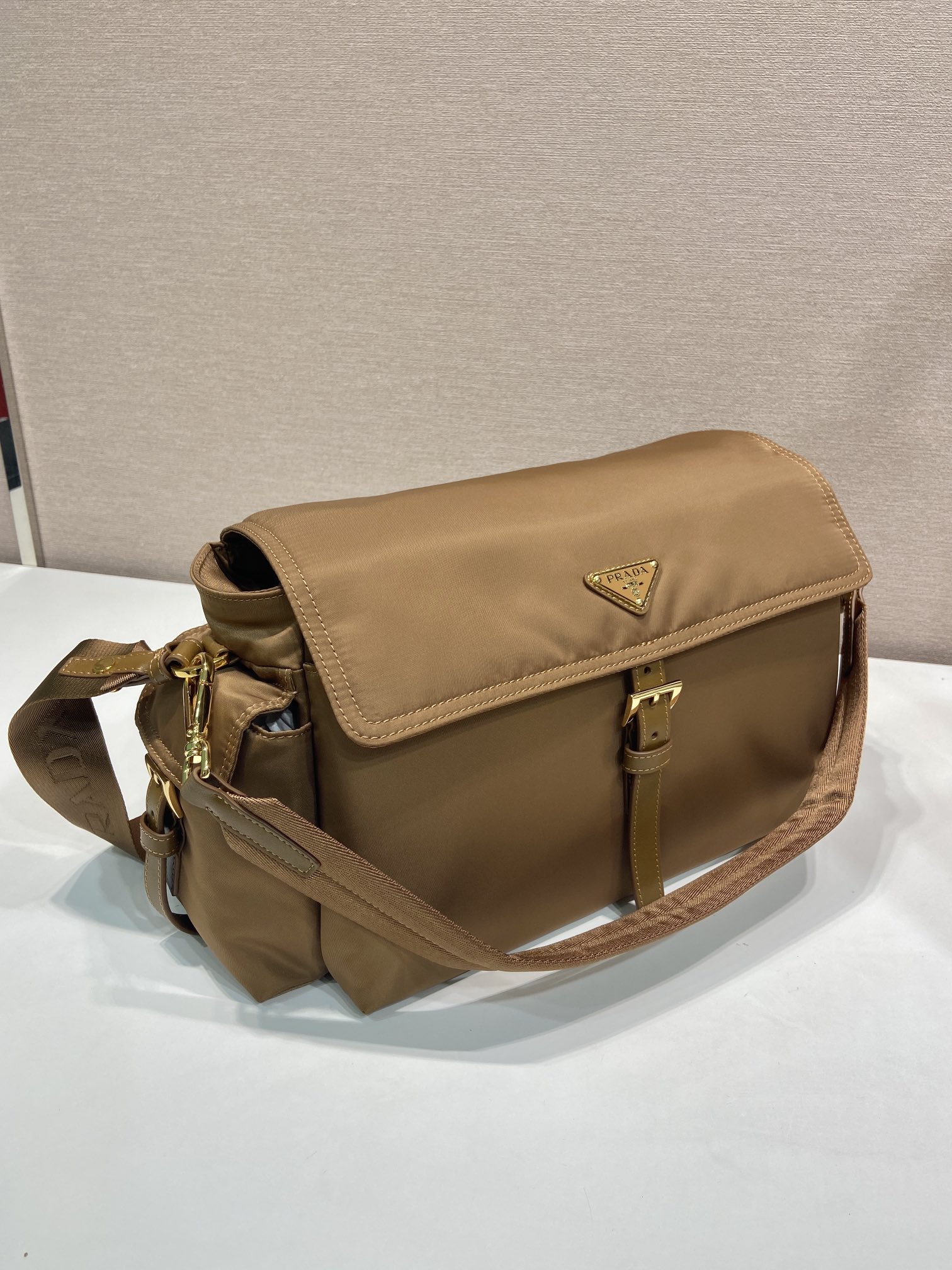37CM 普拉达 PRADA Explore Re-Nyloni 邮差斜跨手提 女包 卡其尼龙  H0-1BD391_RDLN_F0134