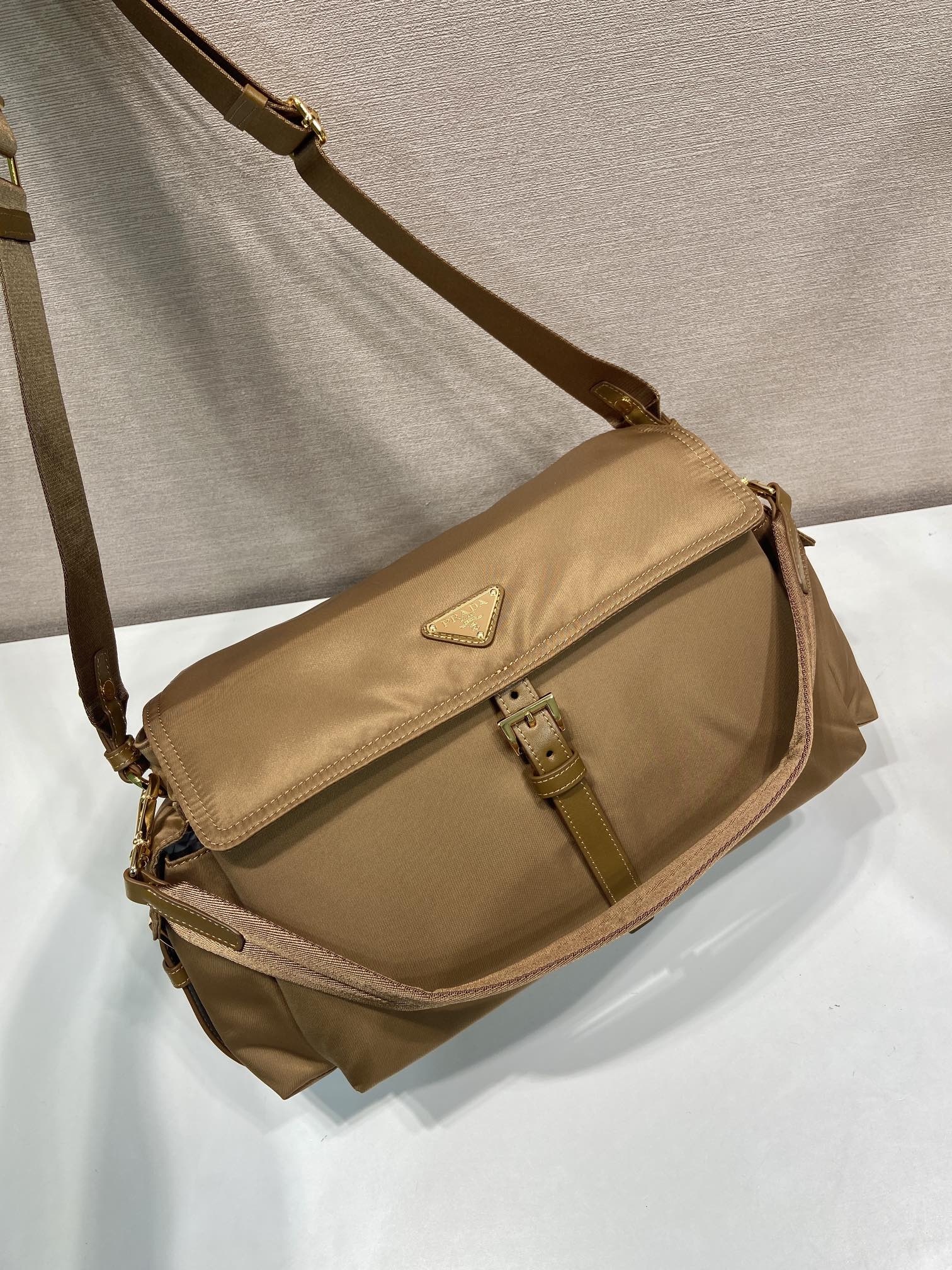 37CM 普拉达 PRADA Explore Re-Nyloni 邮差斜跨手提 女包 卡其尼龙  H0-1BD391_RDLN_F0134