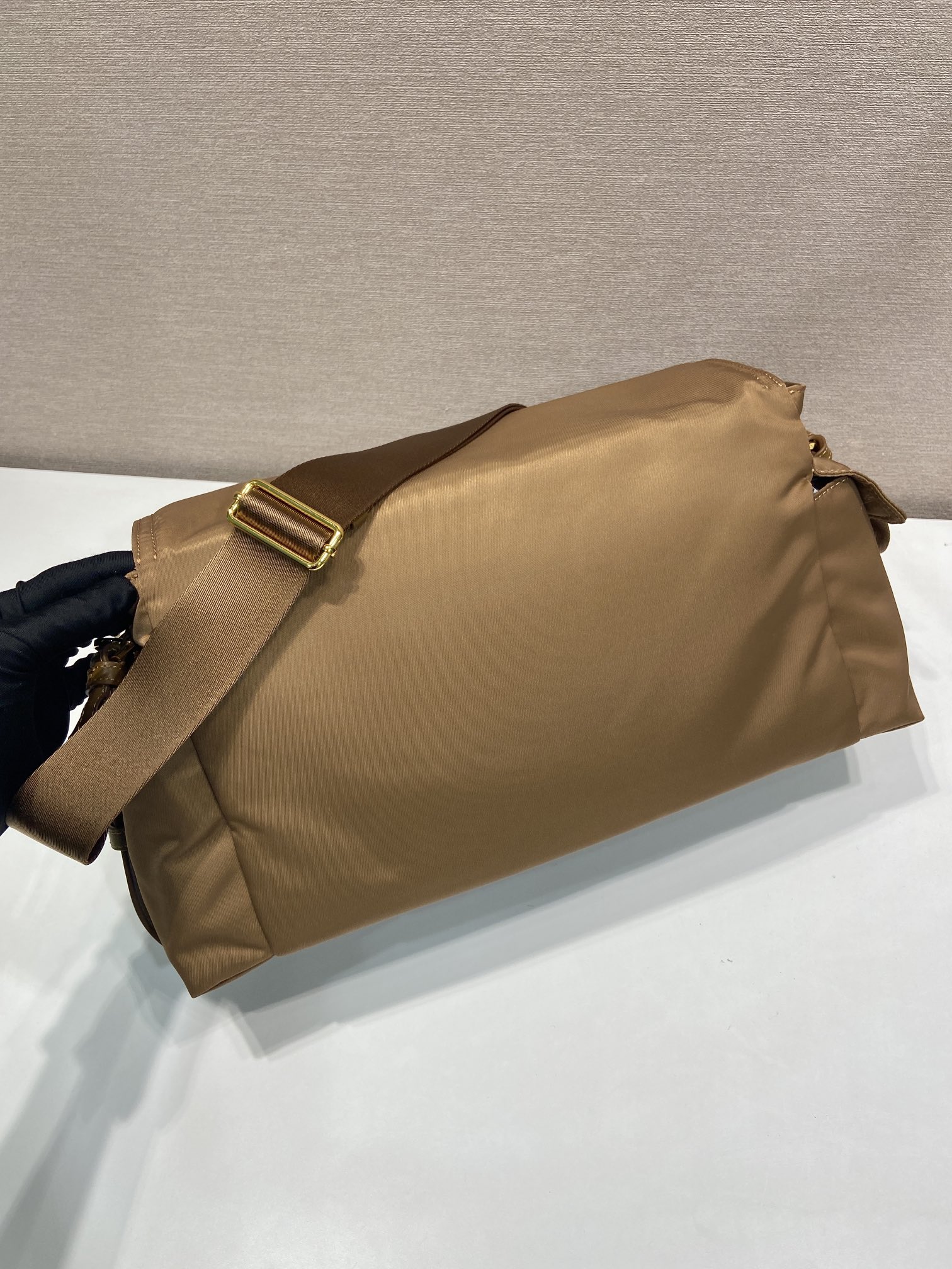 37CM 普拉达 PRADA Explore Re-Nyloni 邮差斜跨手提 女包 卡其尼龙  H0-1BD391_RDLN_F0134
