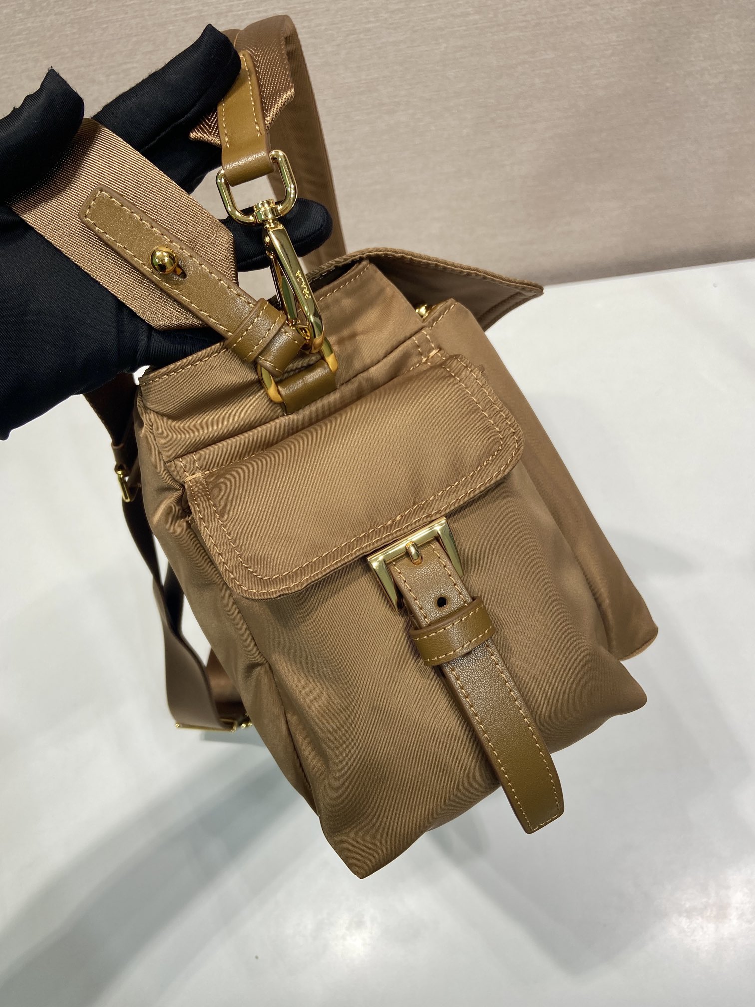 37CM 普拉达 PRADA Explore Re-Nyloni 邮差斜跨手提 女包 卡其尼龙  H0-1BD391_RDLN_F0134