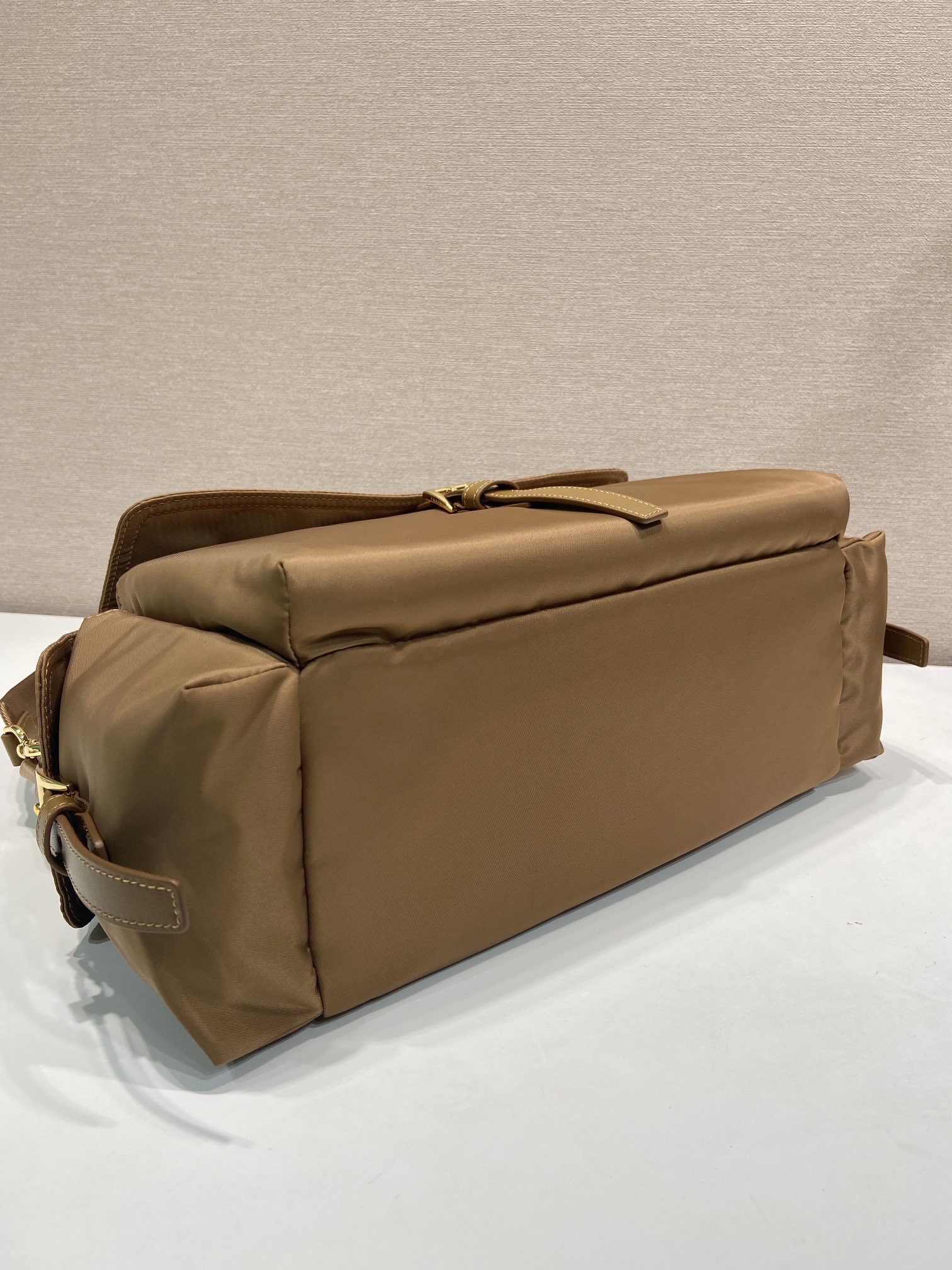 37CM 普拉达 PRADA Explore Re-Nyloni 邮差斜跨手提 女包 卡其尼龙  H0-1BD391_RDLN_F0134