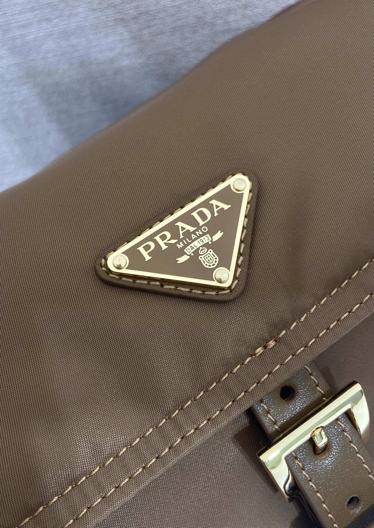 37CM 普拉达 PRADA Explore Re-Nyloni 邮差斜跨手提 女包 卡其尼龙  H0-1BD391_RDLN_F0134