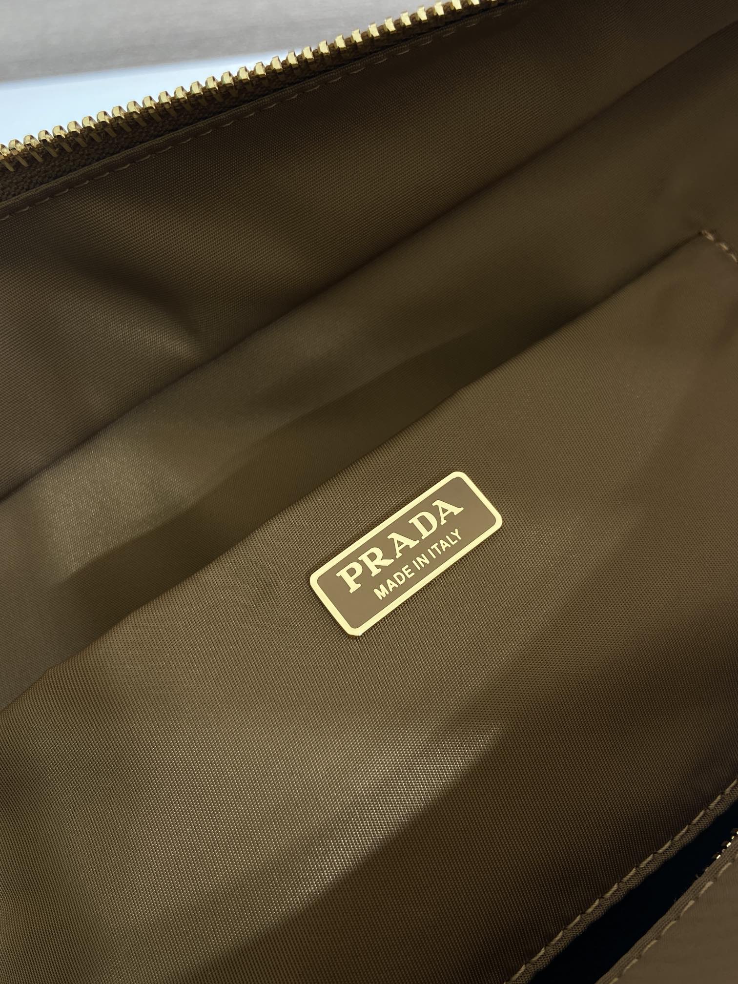 37CM 普拉达 PRADA Explore Re-Nyloni 邮差斜跨手提 女包 卡其尼龙  H0-1BD391_RDLN_F0134