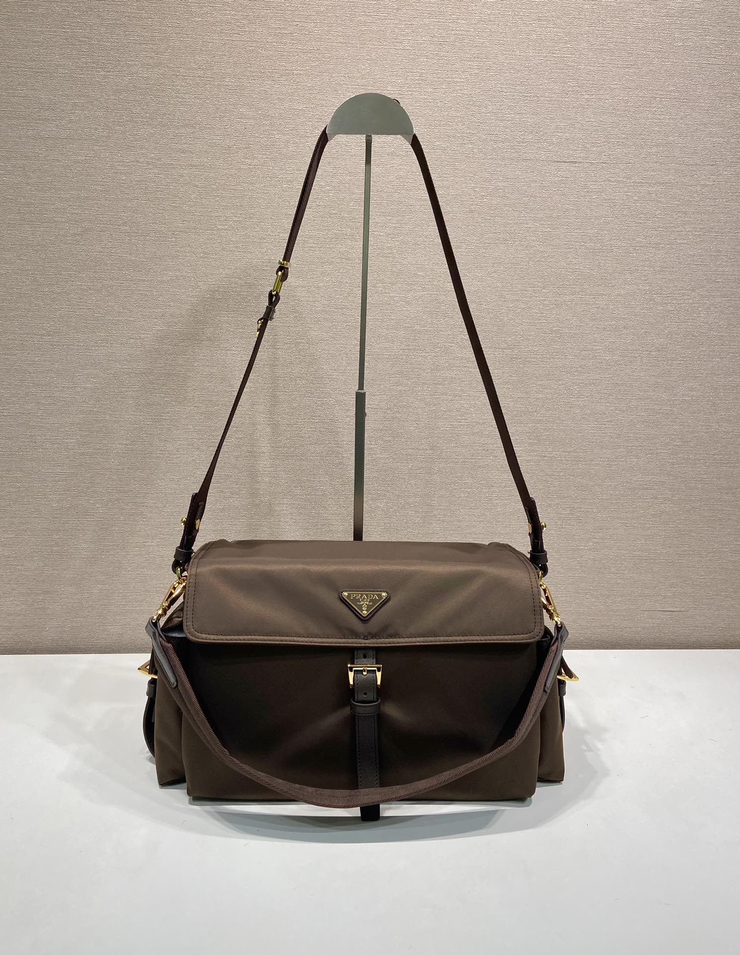 37CM 普拉达 PRADA Explore Re-Nyloni 邮差斜跨手提 女包 棕色尼龙  H0-1BD391_2DX8_F0038