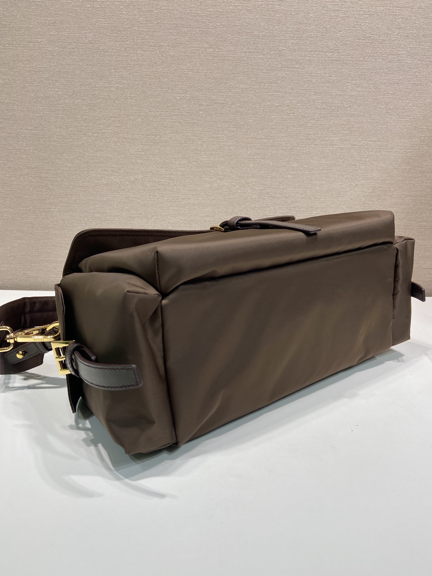 37CM 普拉达 PRADA Explore Re-Nyloni 邮差斜跨手提 女包 棕色尼龙  H0-1BD391_2DX8_F0038