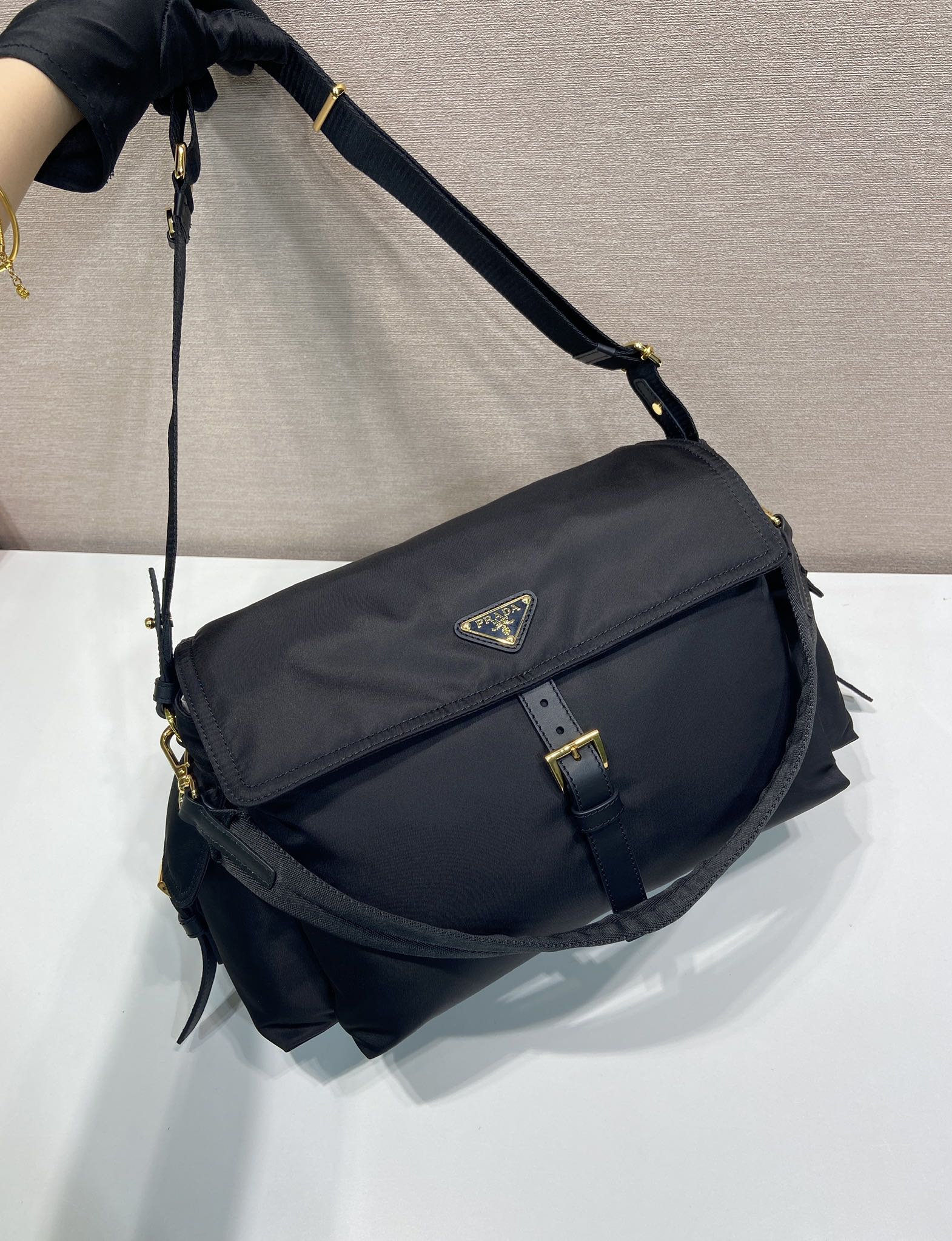 37CM 普拉达 PRADA Explore Re-Nyloni 邮差斜跨手提 女包 黑色尼龙 H0-1BD391_RDLN_F0002