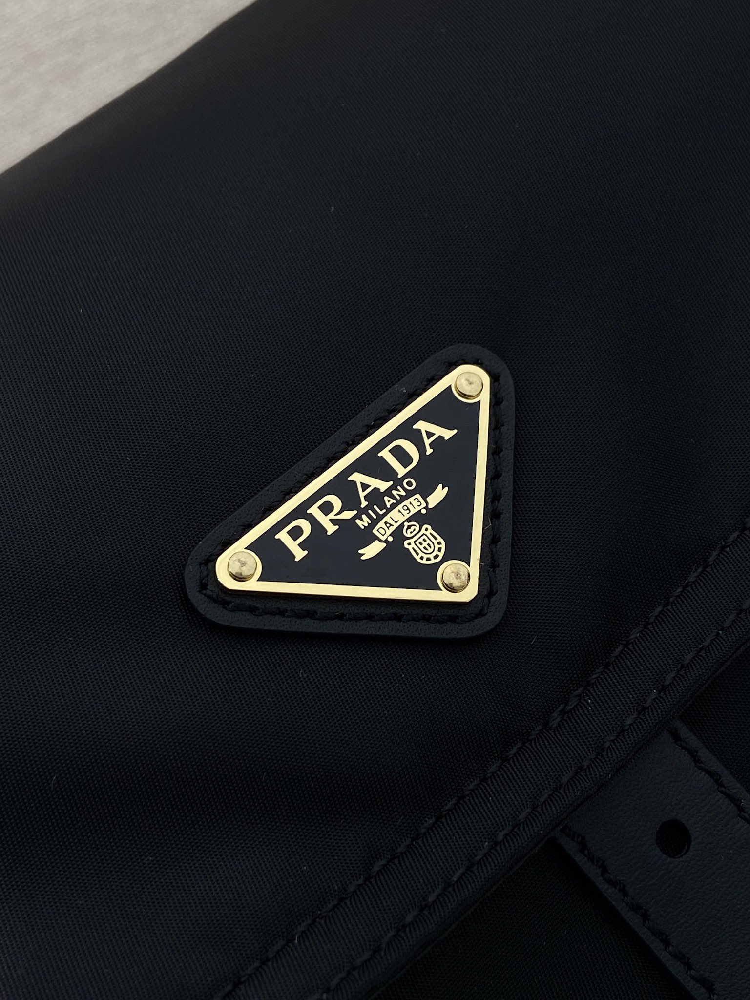 37CM 普拉达 PRADA Explore Re-Nyloni 邮差斜跨手提 女包 黑色尼龙 H0-1BD391_RDLN_F0002